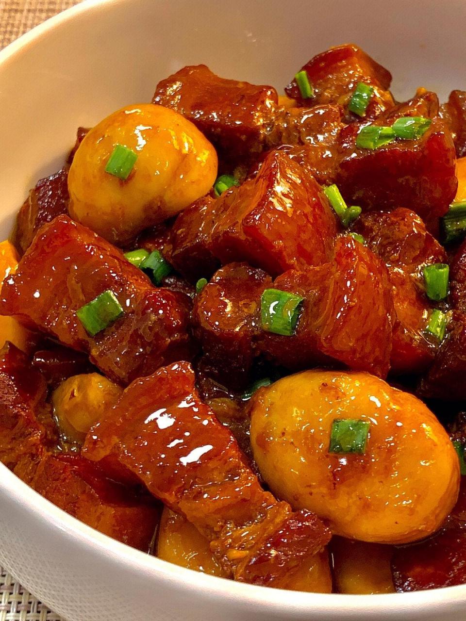 板栗红烧肉 所需食材:一斤五花肉,一斤板栗,葱姜蒜若干,一小把糖,两颗