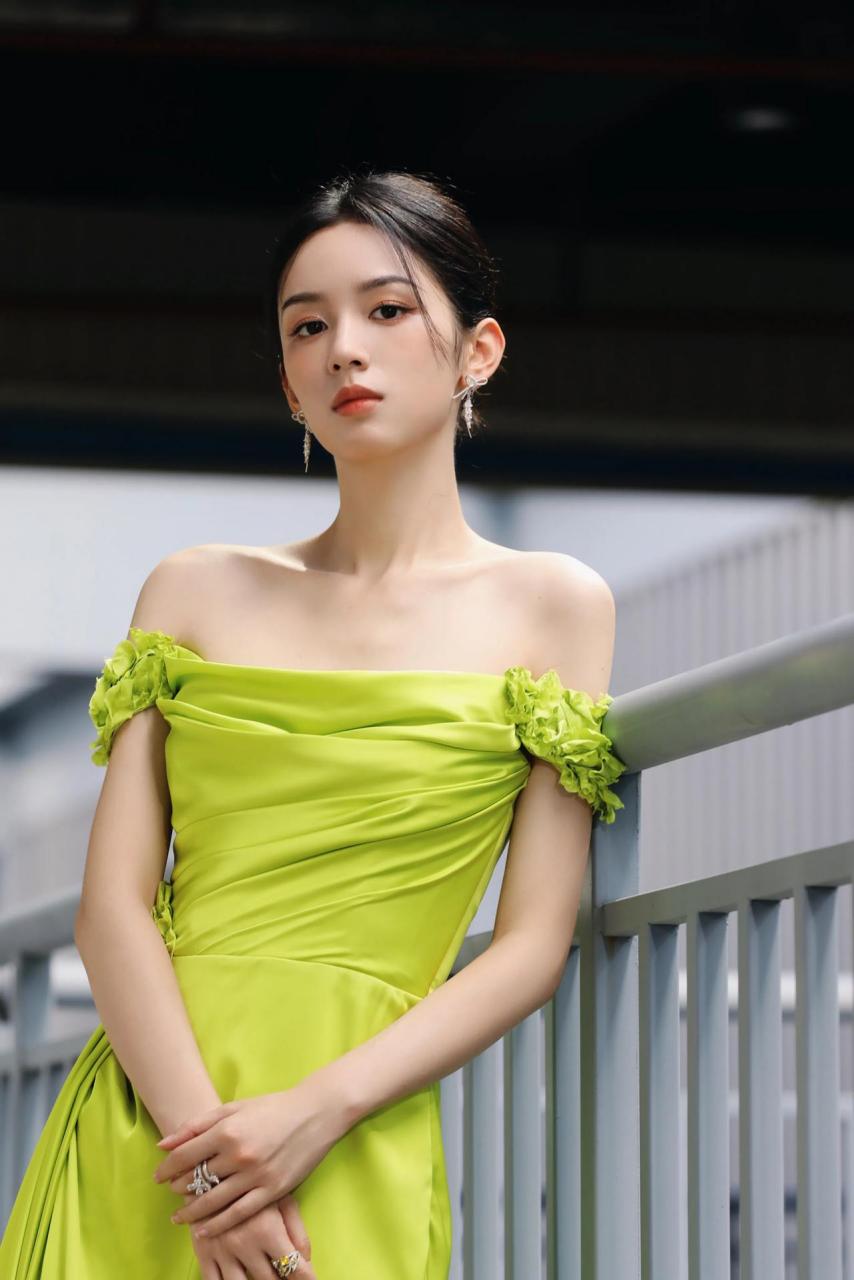 周也真的太美了,身材完美,五官精致,气质优雅周也 美女 女神