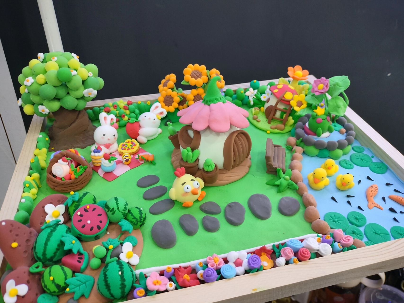 西瓜田是有借鉴的博主作品的,做了三四天,先在纸上构图每个场景的位置