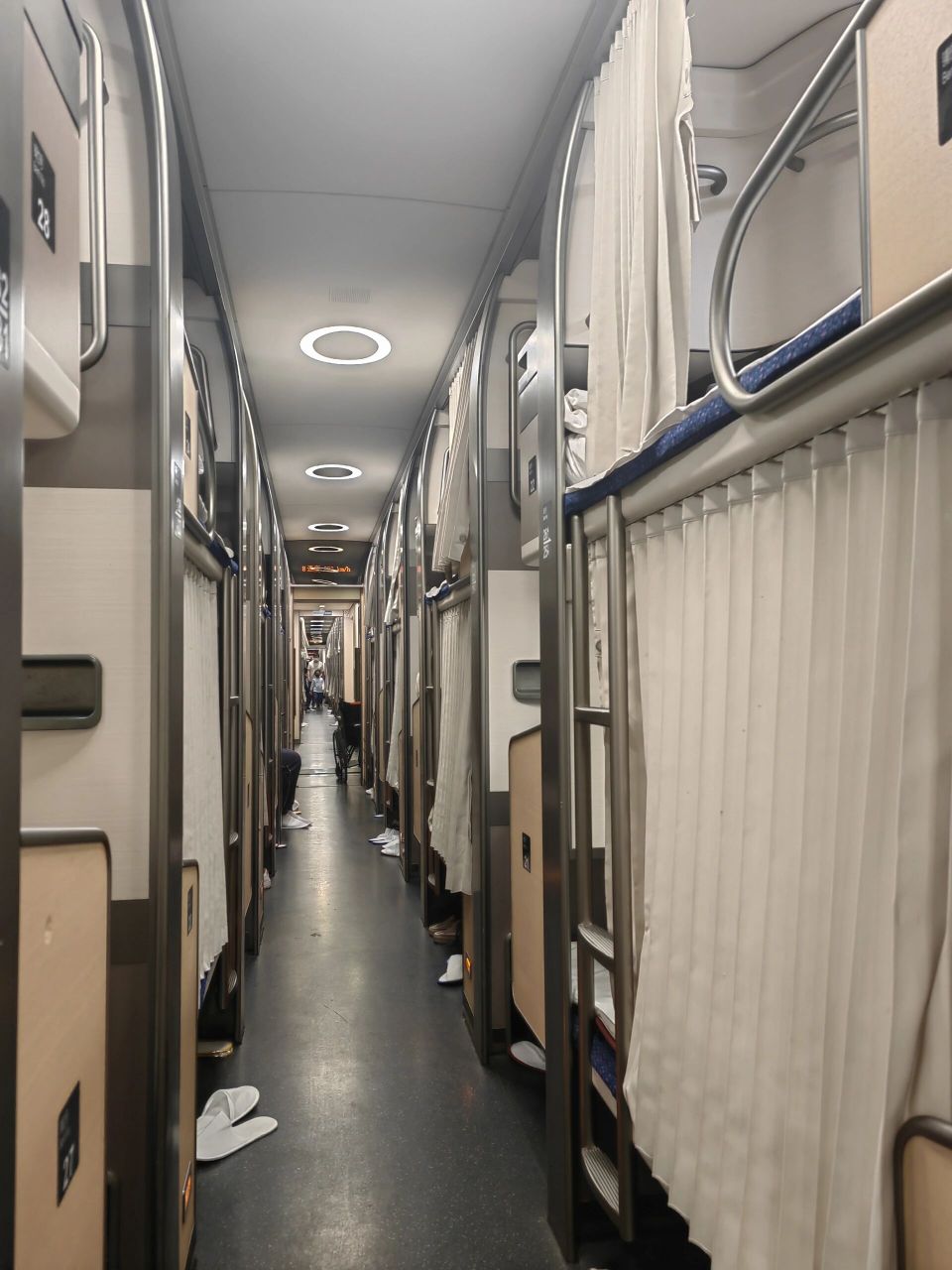 有小伙伴反应最近买的d903不是纵列卧铺,提示一下:纵列动卧的车次貌似