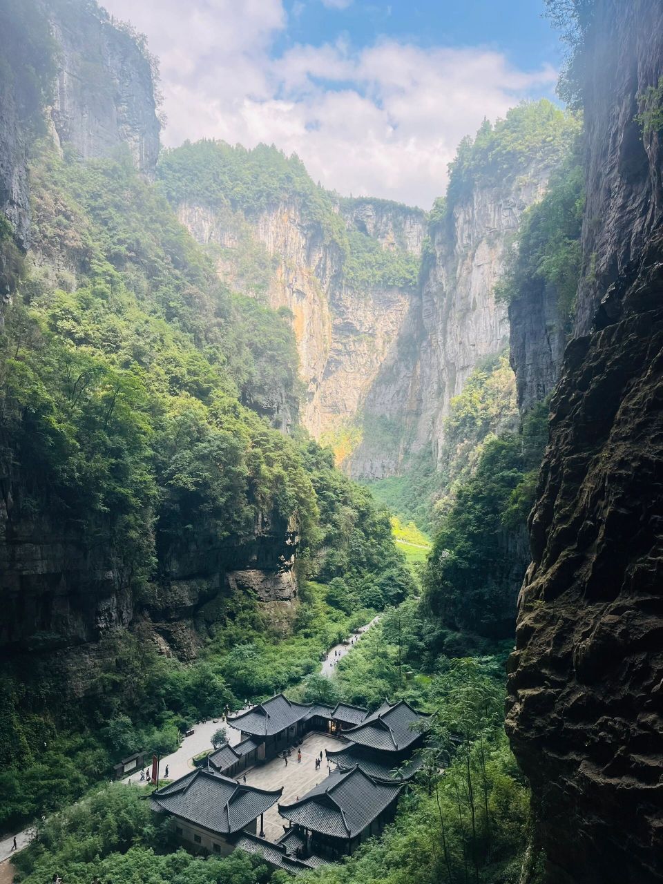 重庆武隆天坑地缝 11566天生三桥之天龙桥,院子就是满城尽带黄金