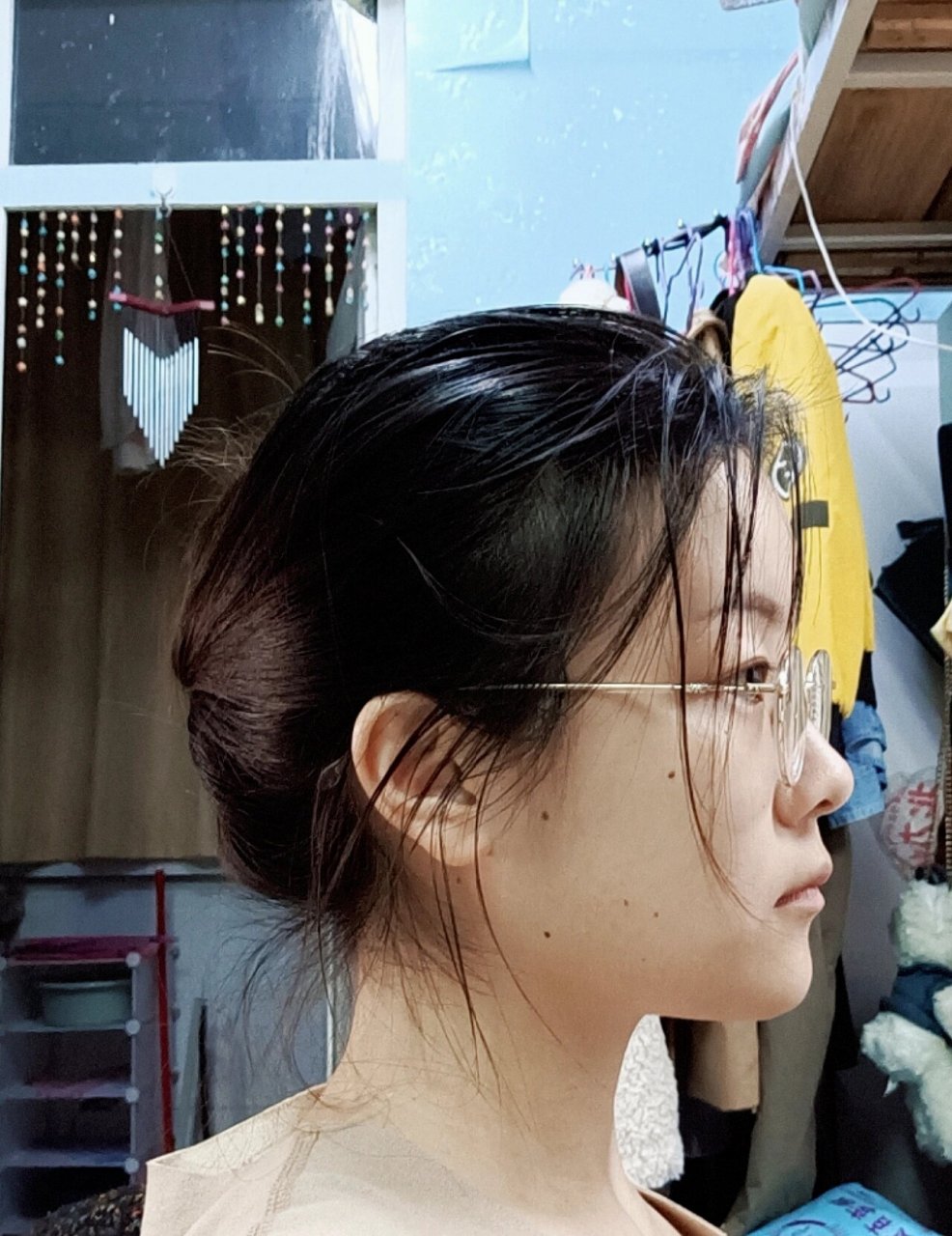 好像知道为什么以前流行扁头了 我的后脑勺真的是像被门板拍了一样平