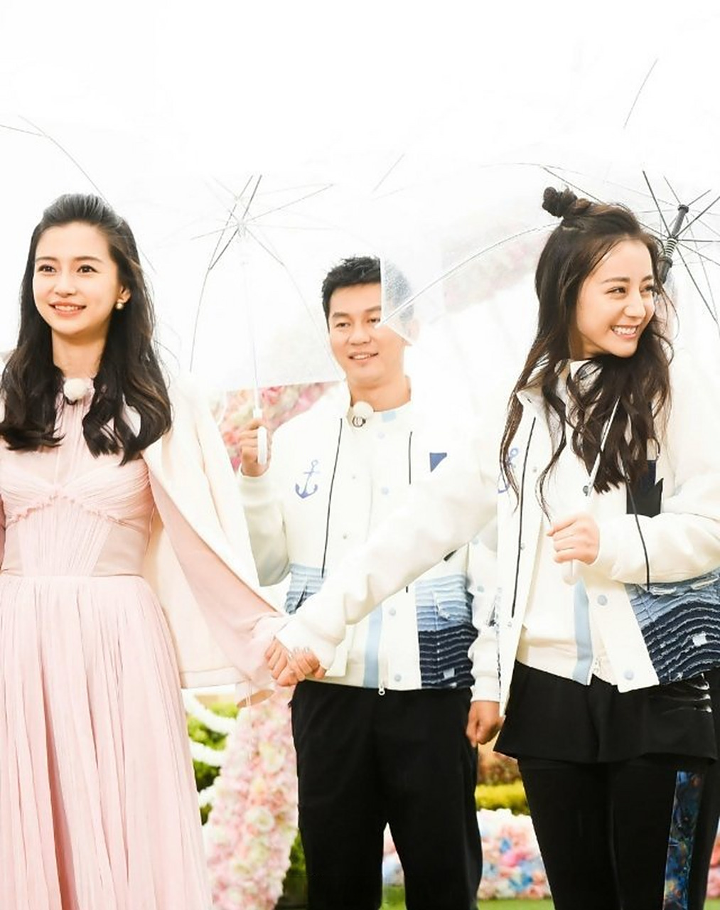 考古早期奔跑吧baby和迪丽热巴真的好养眼啊,美女都是爱笑的.