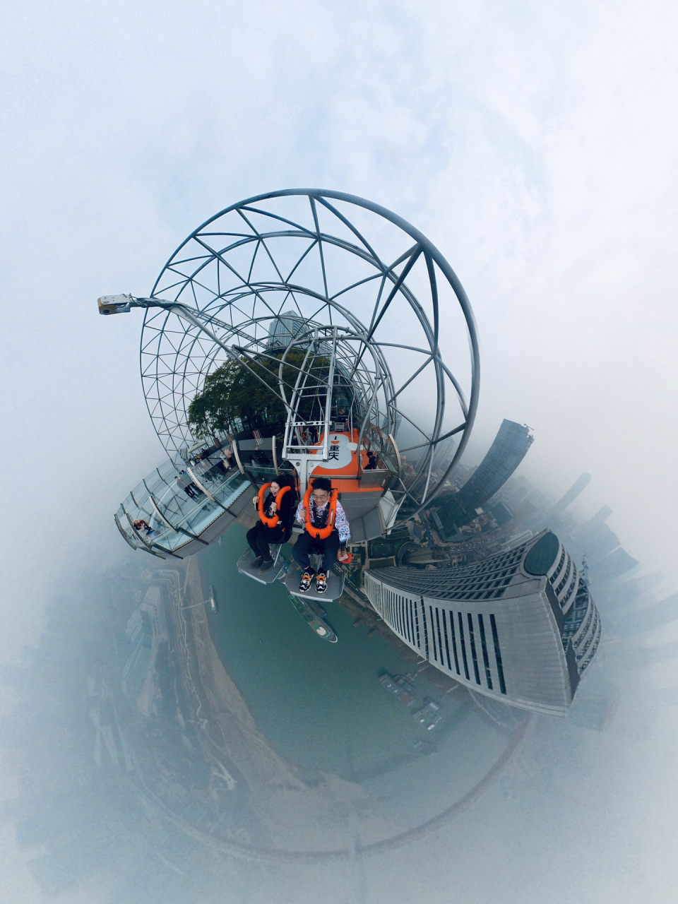 重庆来福士的云端飞跃观景台秋千,好吓人 250空中的大秋千,脚下就是