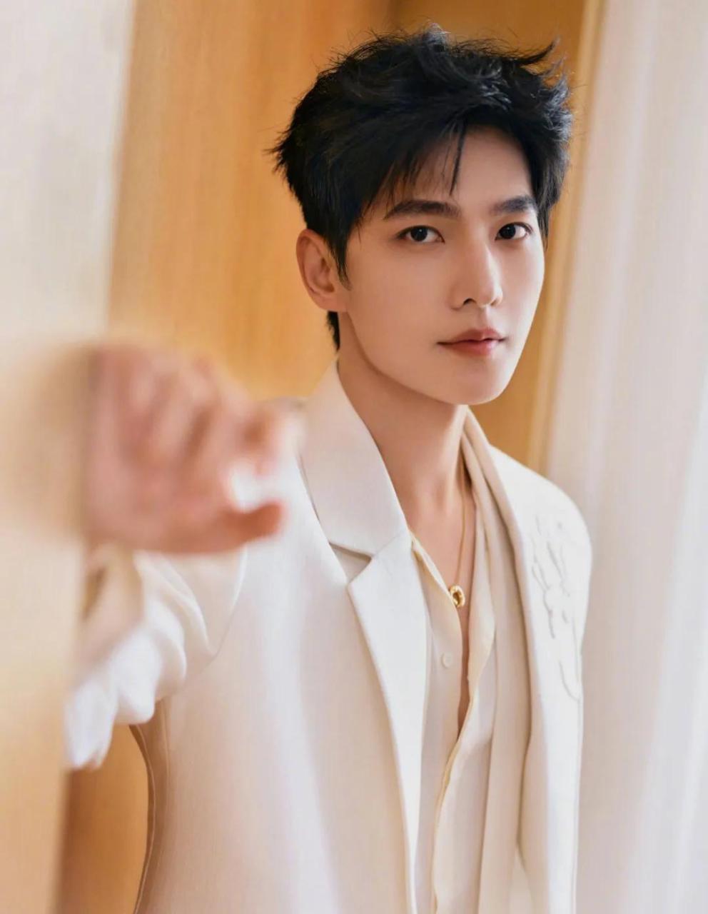 杨洋不愧是军艺校草,长得是一种很阳刚的帅气,即使演技油腻,但是静静