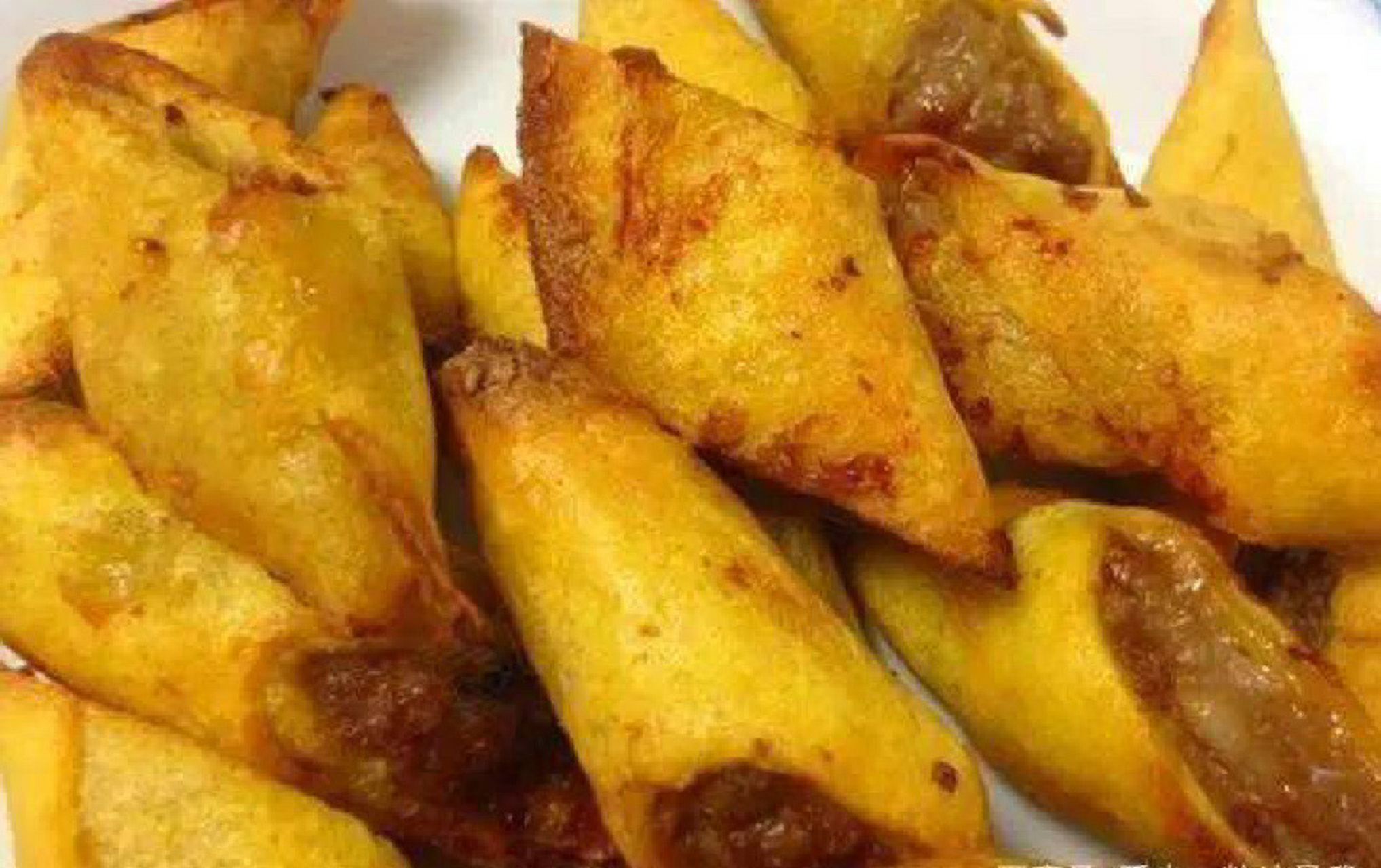 粉鸽子是用绿豆面贴在锅里,做成的圆圆的很薄很薄的薄饼,可以炖着吃