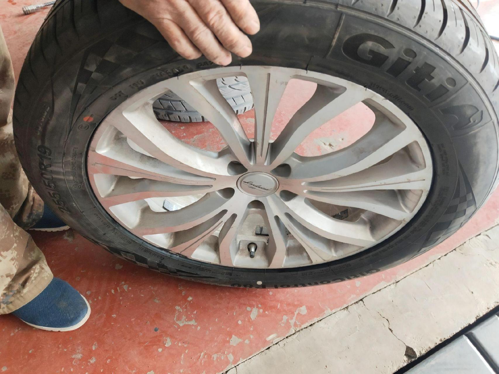 陆风x7更换两条佳通255/50r19轮胎,更换完成换轮胎 四轮定位 汽车保养