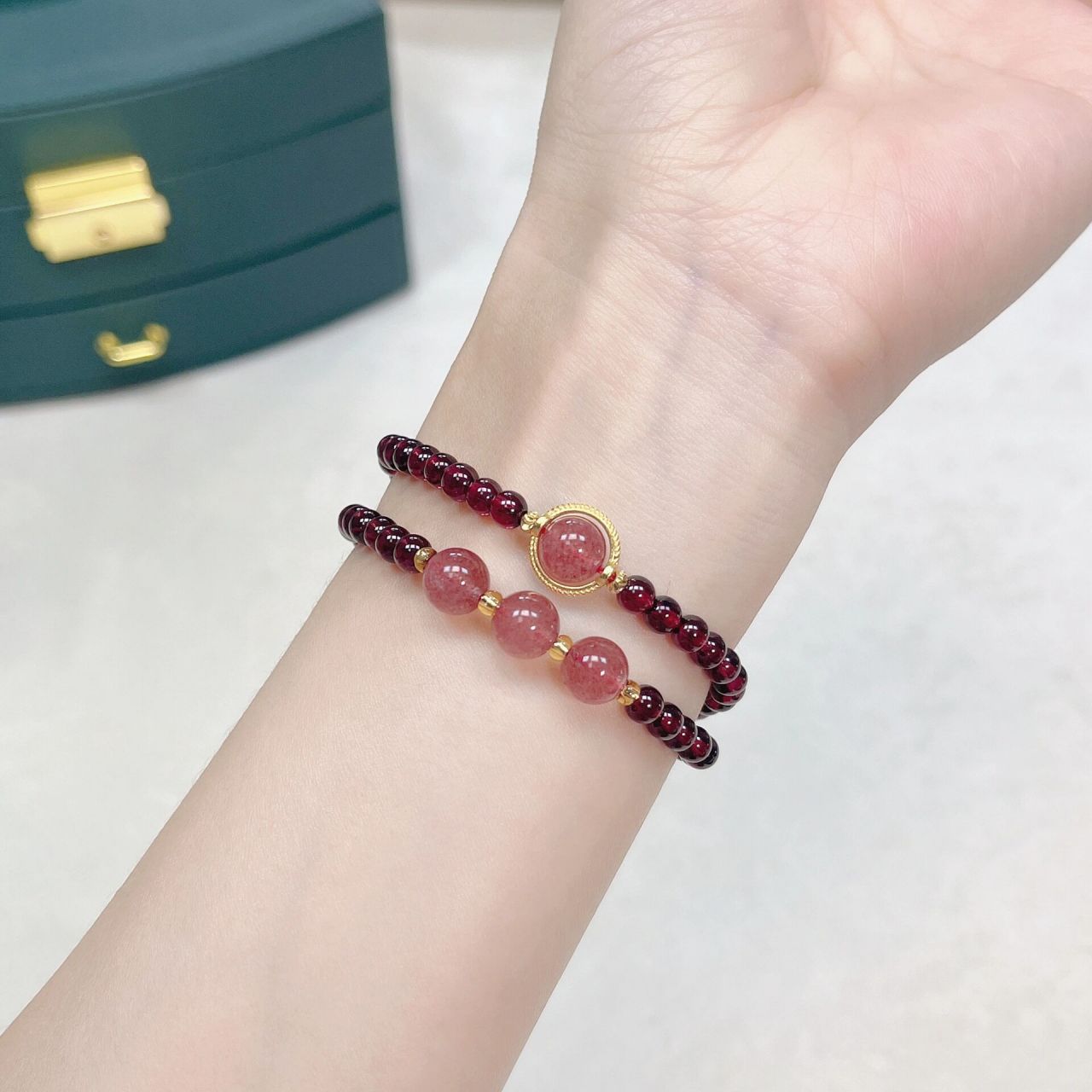 疯狂安利这条草莓晶石榴石手链,温柔又显白 答应我,每个女生都要有一