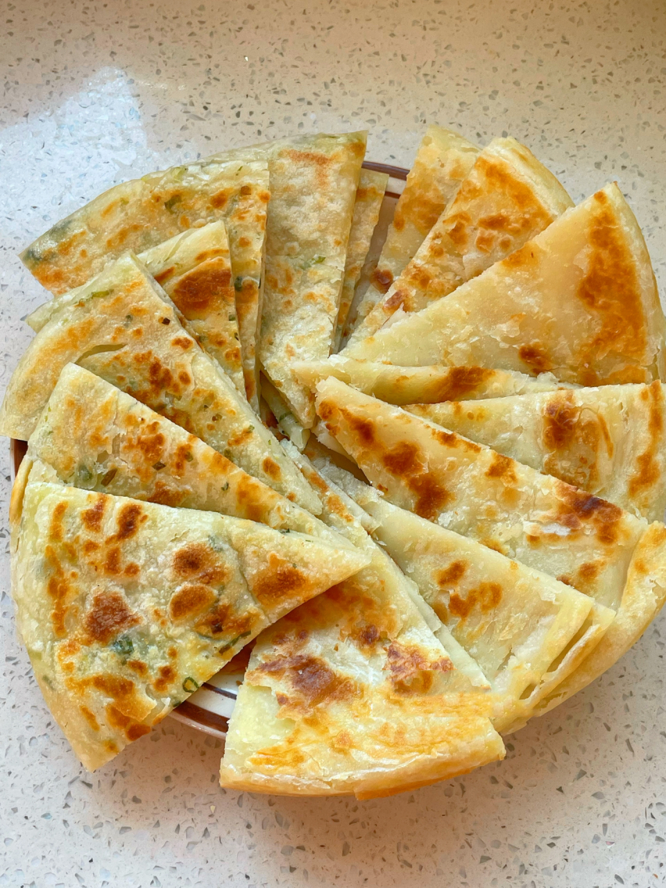 这次回家也是吃到了我妈的拿手菜,今天做了原味的葱花味的油酥饼02