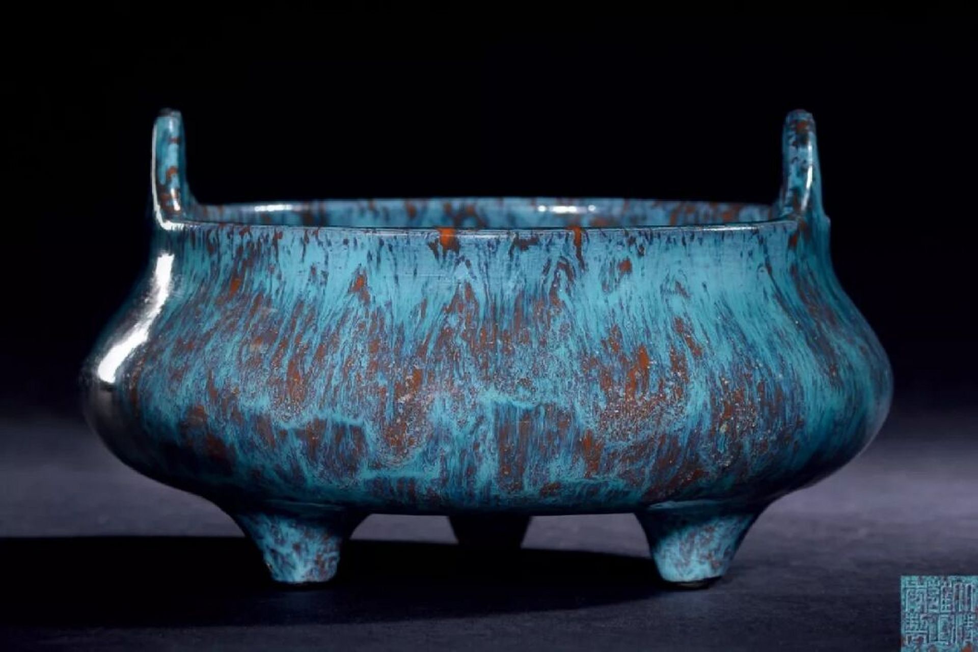 现在所说的炉钧,是由神垕卢氏钧瓷世家创烧的一种釉色独特的钧瓷