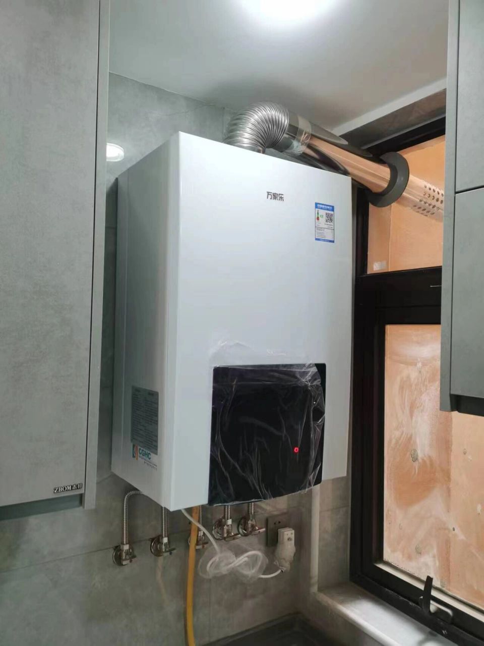 这是一款万家乐的高端零冷水壁挂炉,昨天才安装的,生活用水开机就是