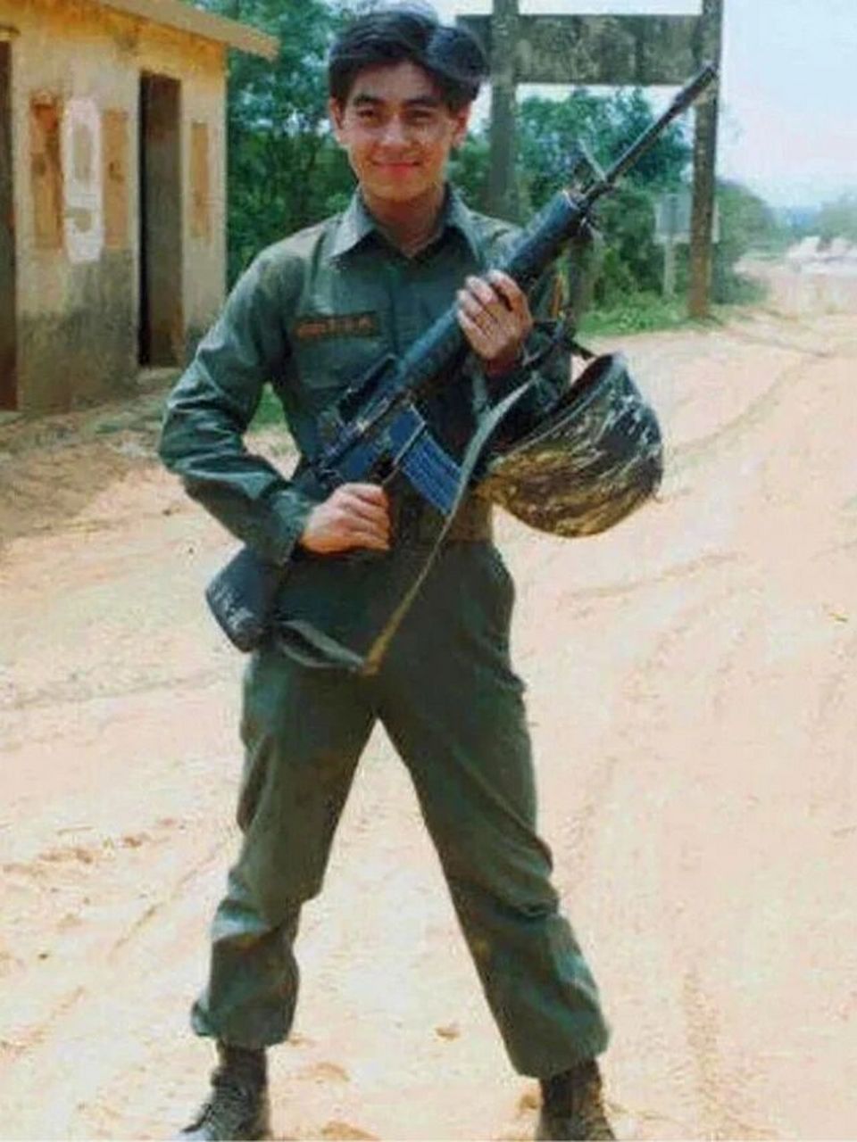 服兵役的林志颖 林志颖1974出生,10岁就获台湾遥控车比赛亚军,15岁