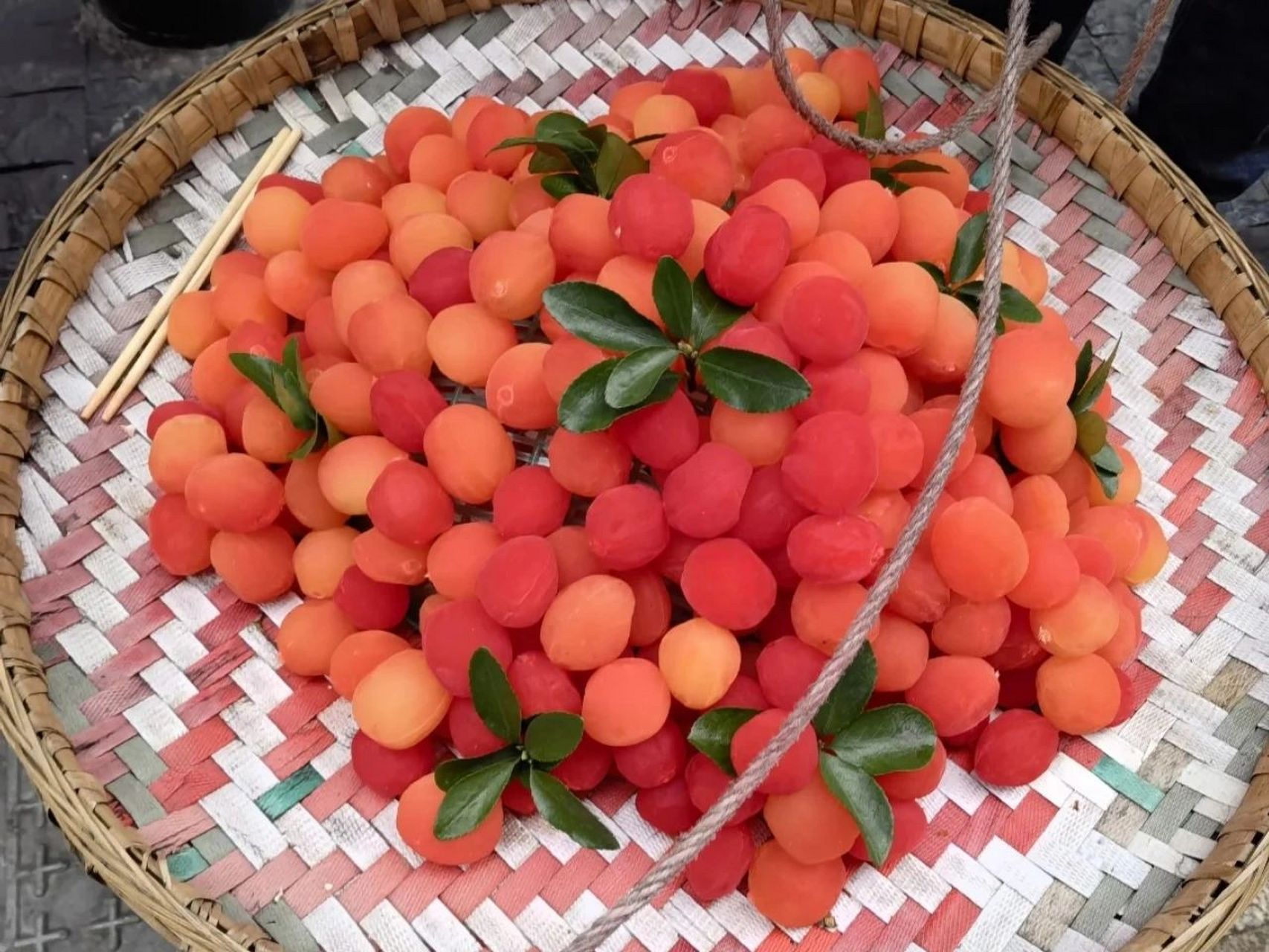 当时反复三次问大爷 重庆洪崖洞那里摆摊的红果子千万不要买!