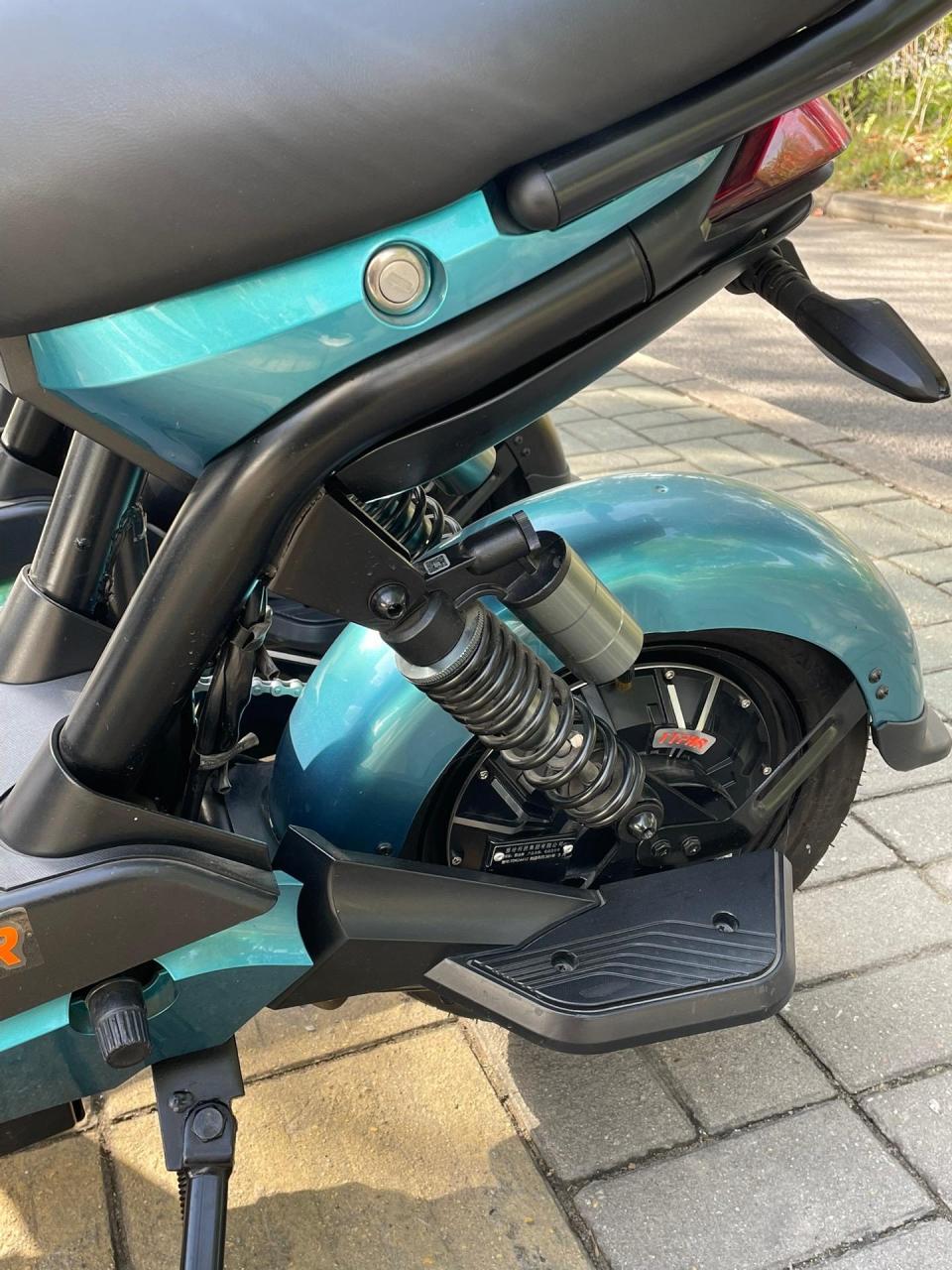 雅迪电动车极光系列 冠能c7-90 自开启大灯 前后仿气囊减震 个性进气