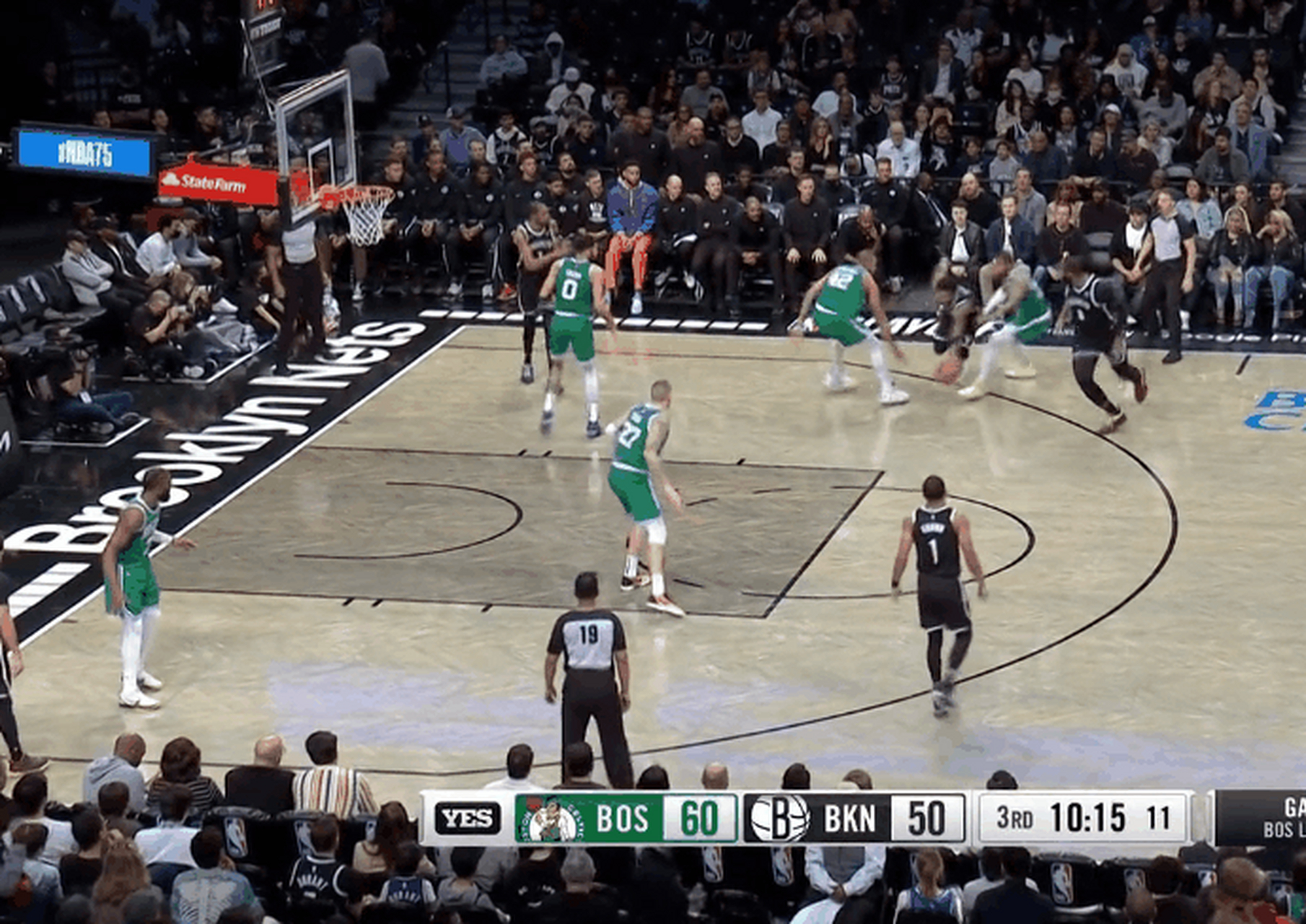 苦苦支撑!欧文1v3蝴蝶穿花!