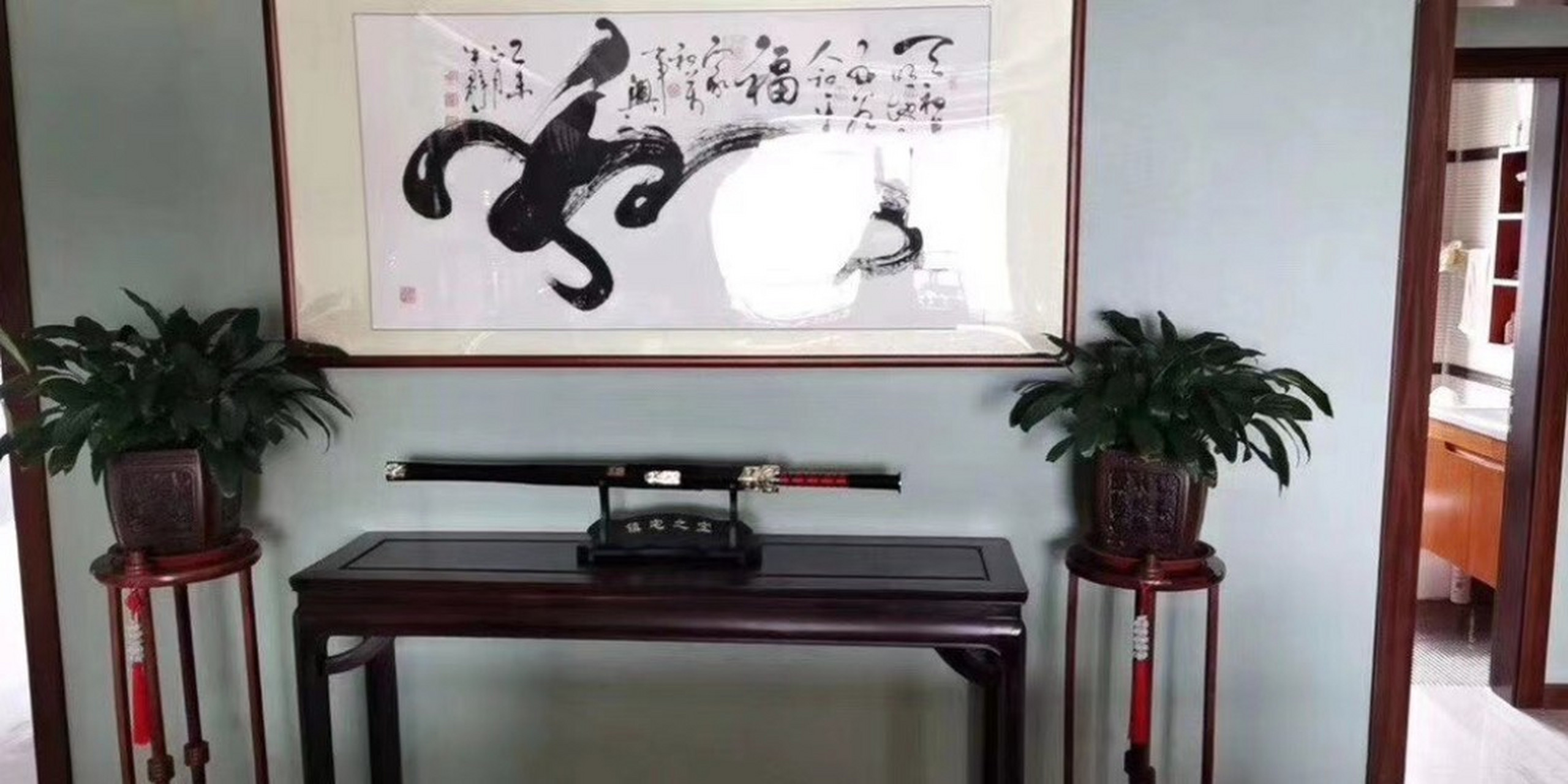 龙泉宝剑镇宅摆放注意事项 镇宅刀剑摆放的注意事项: 1,镇宅装饰剑