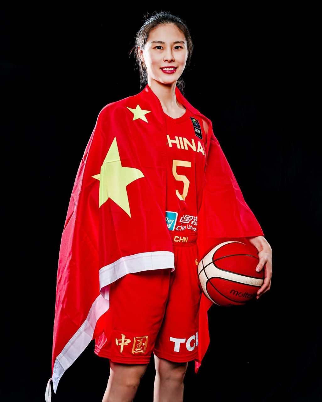 中国女篮即将出征国际篮联女篮亚洲杯,队员王思雨更新定妆照