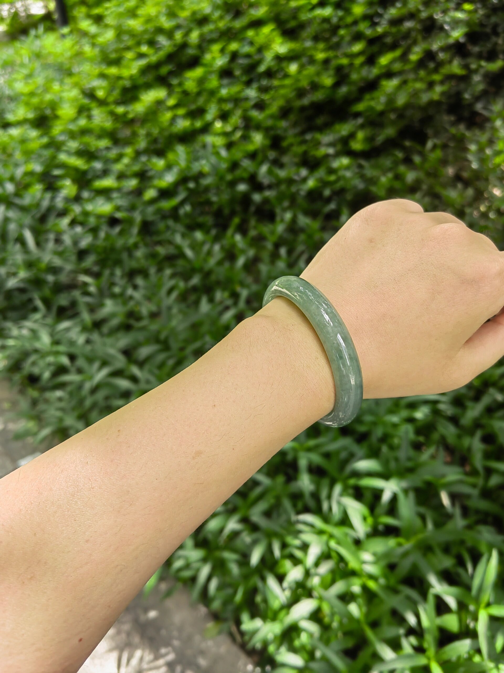 三百多块的油青翡翠手镯 千禧家入的,看图说是瑕疵镯,有很多黑矿点!