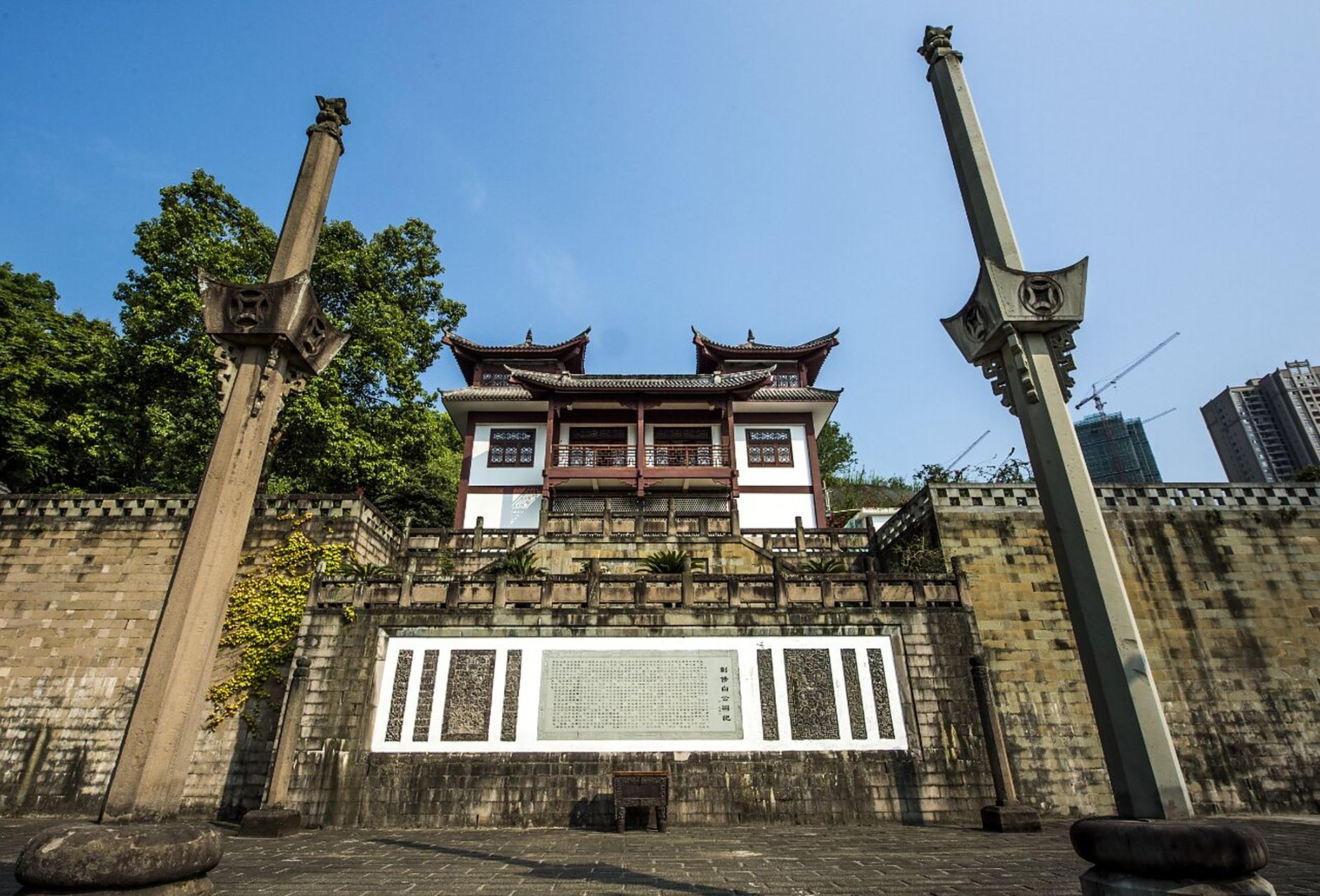 景点介绍: 白公祠景区位于忠县鸣玉溪畔,是三峡黄金旅游带重要历史