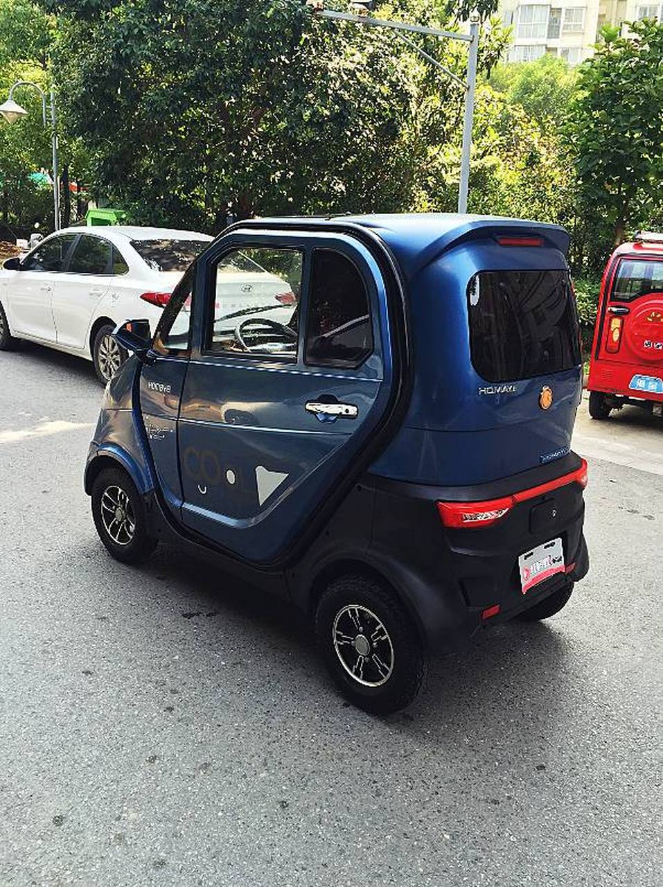 红蚂蚁全封闭式电动四轮车