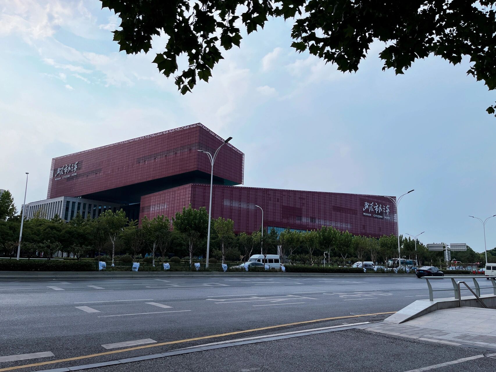 武汉地区身份证到期办理(武汉市民之家) "您好,请问在哪个窗口办理