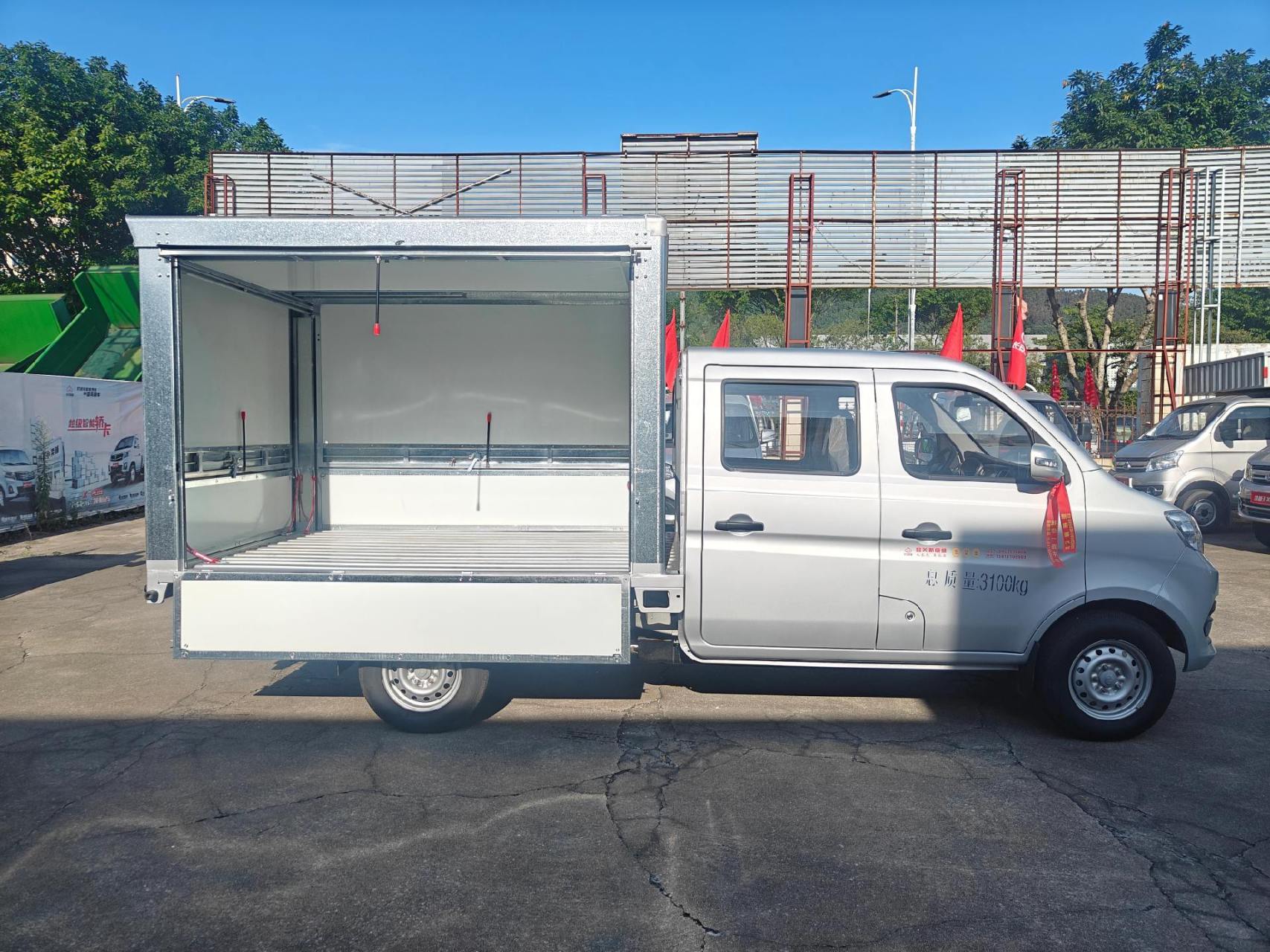 长安跨越t3双排翼展车展示中