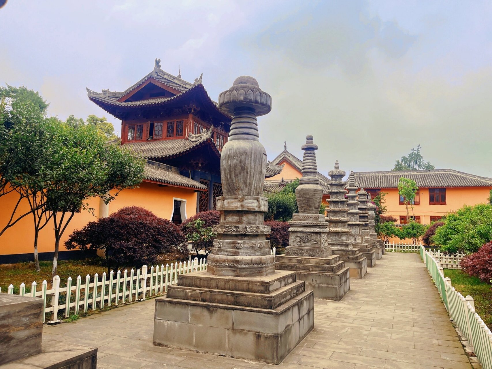 龙兴寺——成都彭州的七佛圣境 成都彭州龙兴寺由1座主塔和4座隅塔