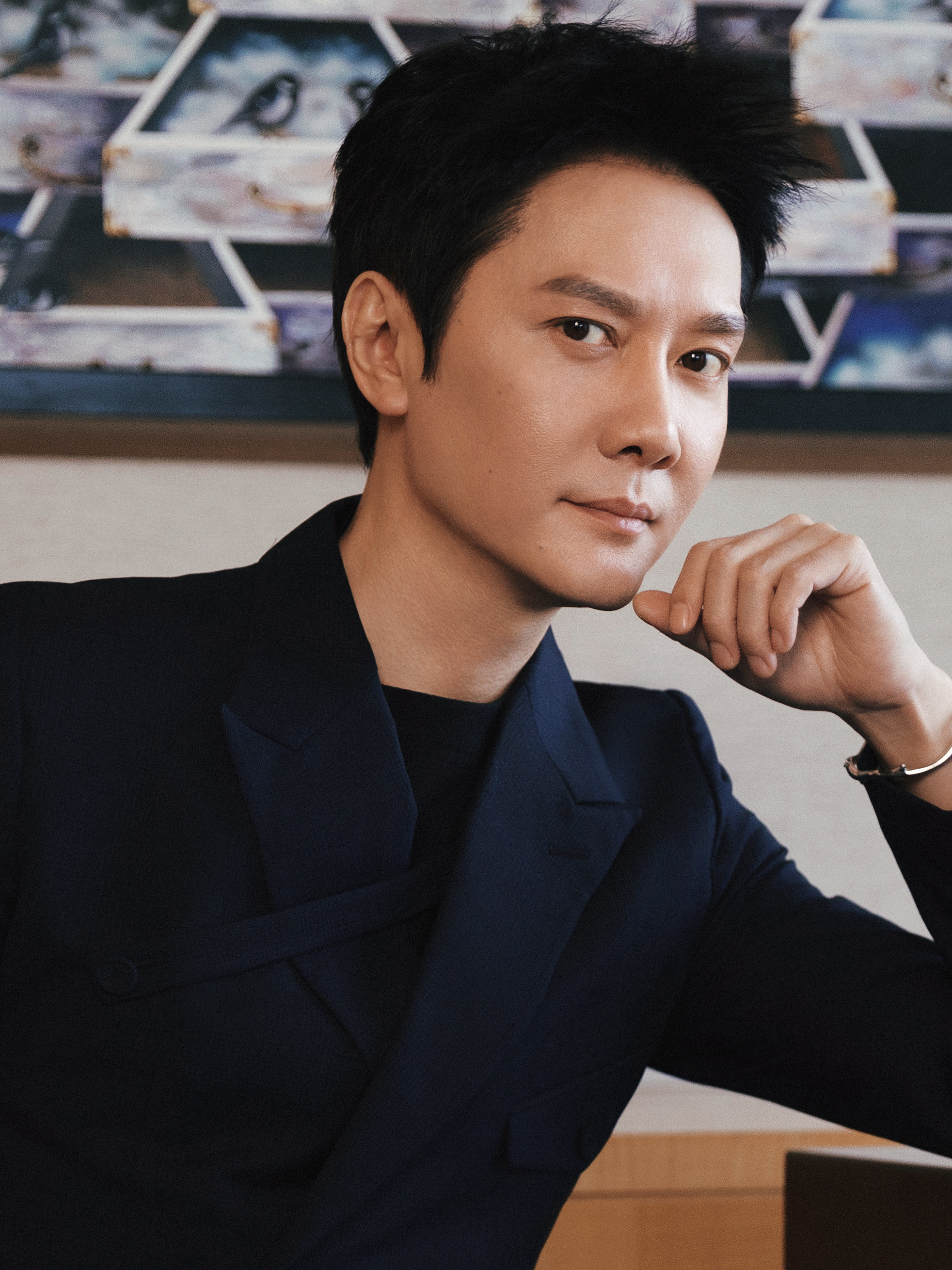 优雅简致,型格入画,于摩登之都共启视觉盛宴.冯绍峰