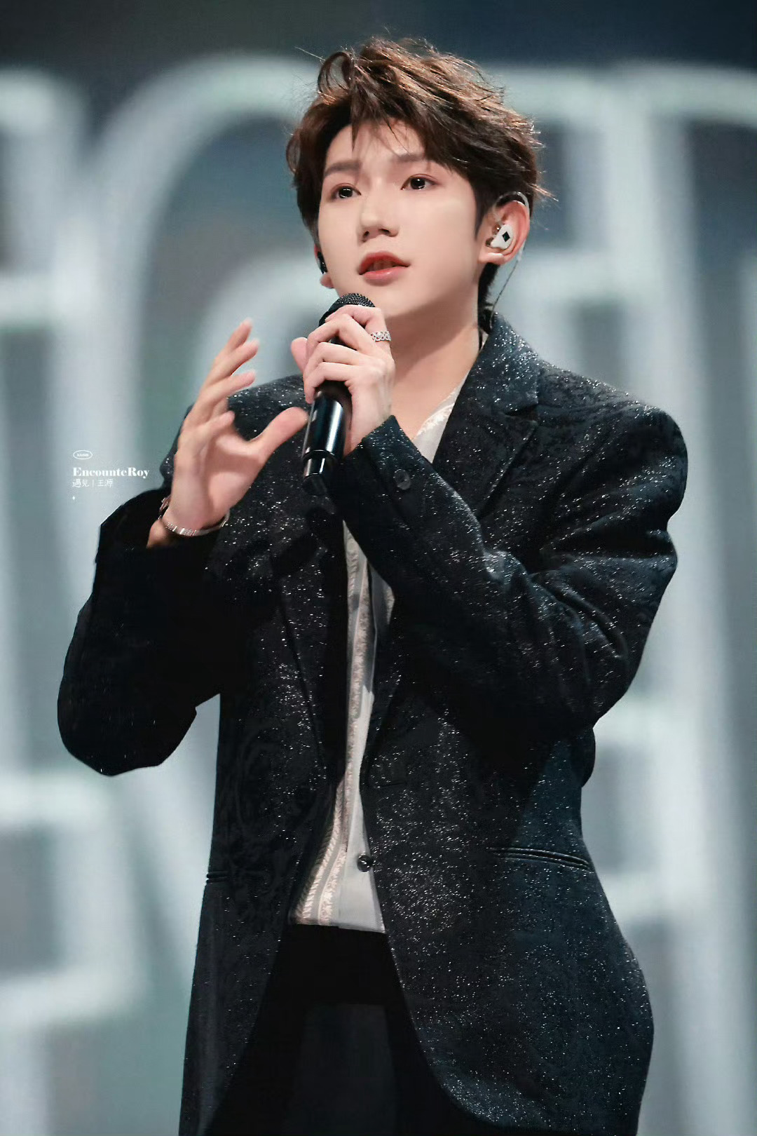 他来啦他来啦他带着炭烧小猫爪来啦王源的手晒黑程度让我清晰地认识到