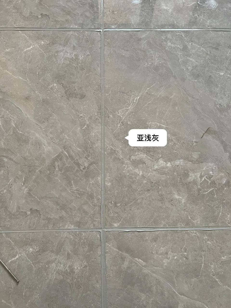 美缝亚浅灰真的好看,缝都变淡了,完美   地砖是浅灰色的,比较浅偏白的