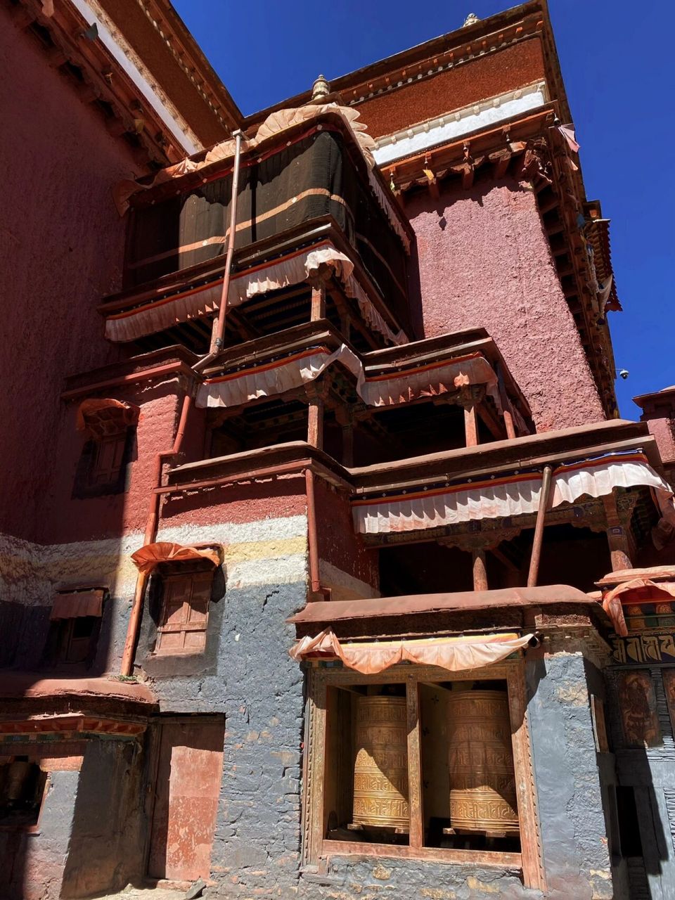 帝王风度萨迦寺,一半金光一半土 萨迦古城,满街标记着帝师八思巴,我才