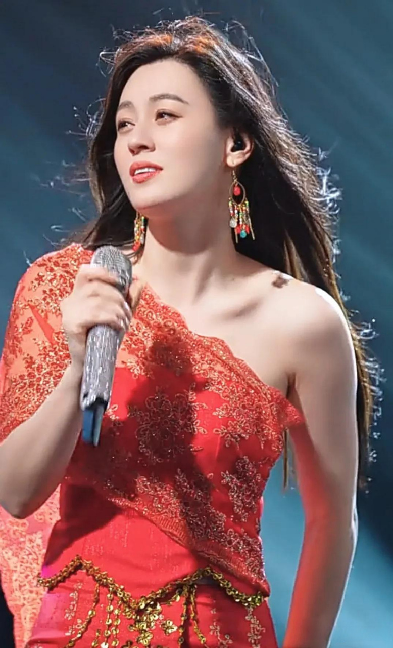 唐艺,原名曹世晶,来自湖南益阳,以现在抖音拥有4498万粉丝而为人所知.