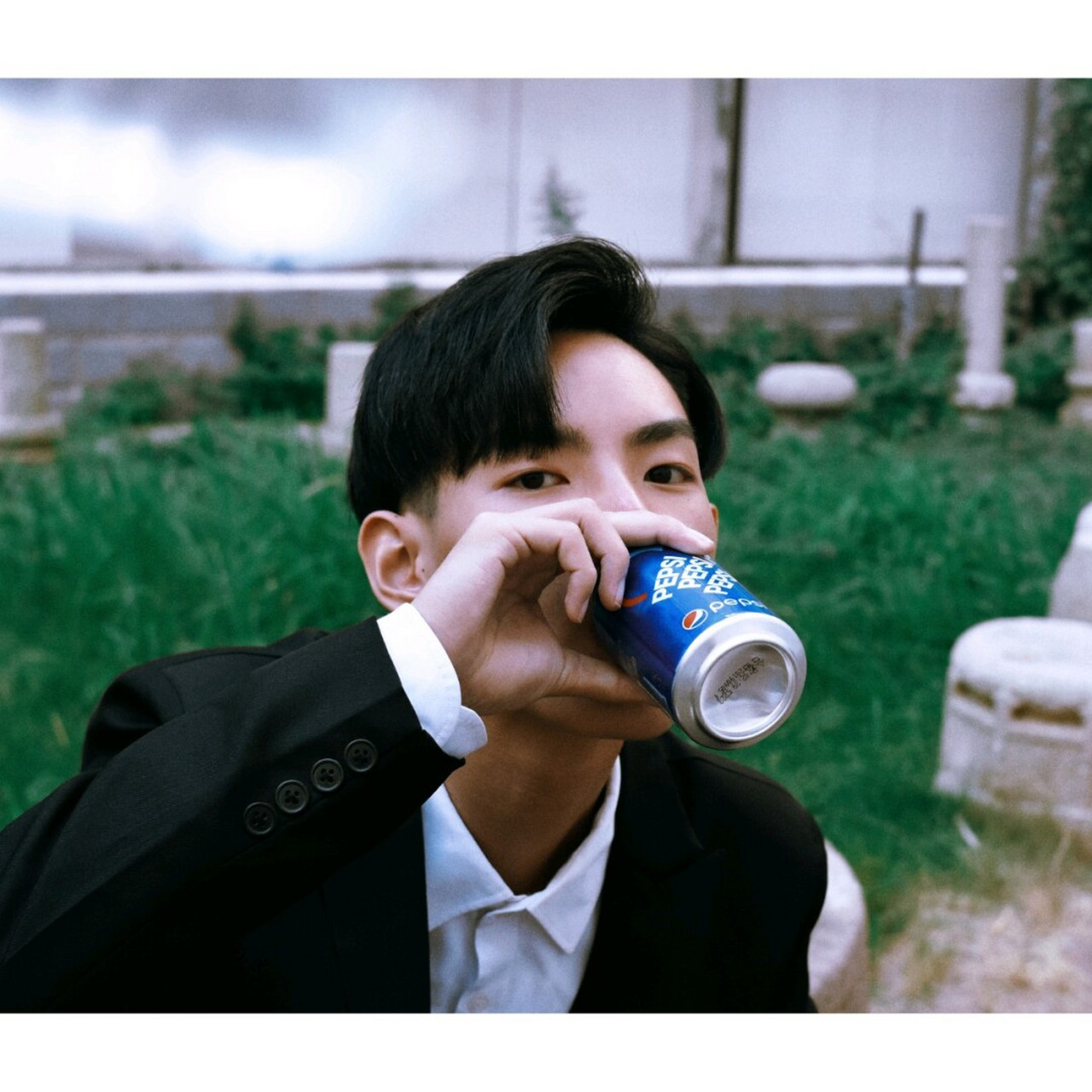 西装外套/男生拍照姿势/男生拍写真/时尚 一开始这个小哥说想拍酷酷一