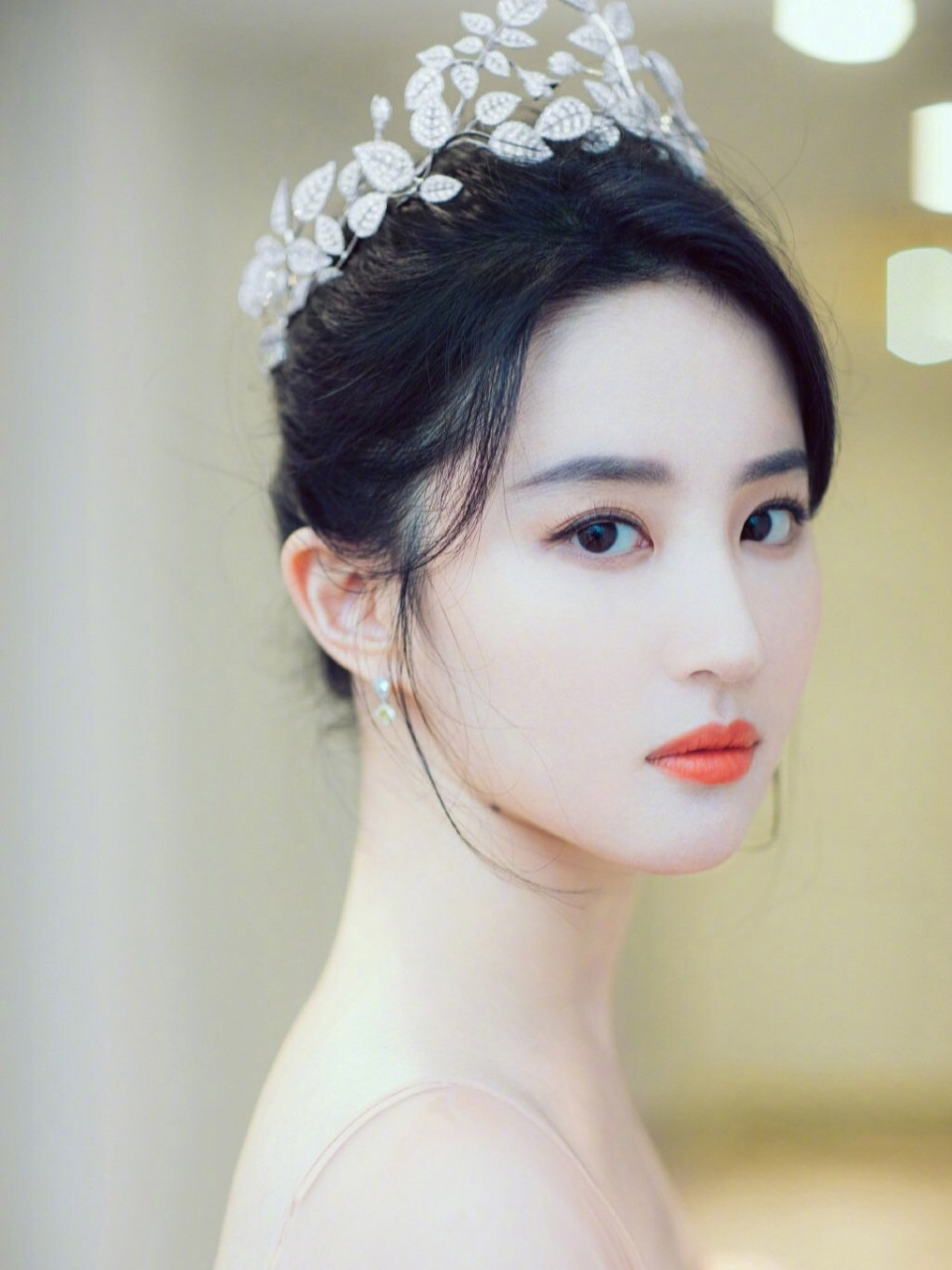 高盘发  chaumet钻石冠冕,刘亦菲这组造型太惊艳了,真61迪士尼在职