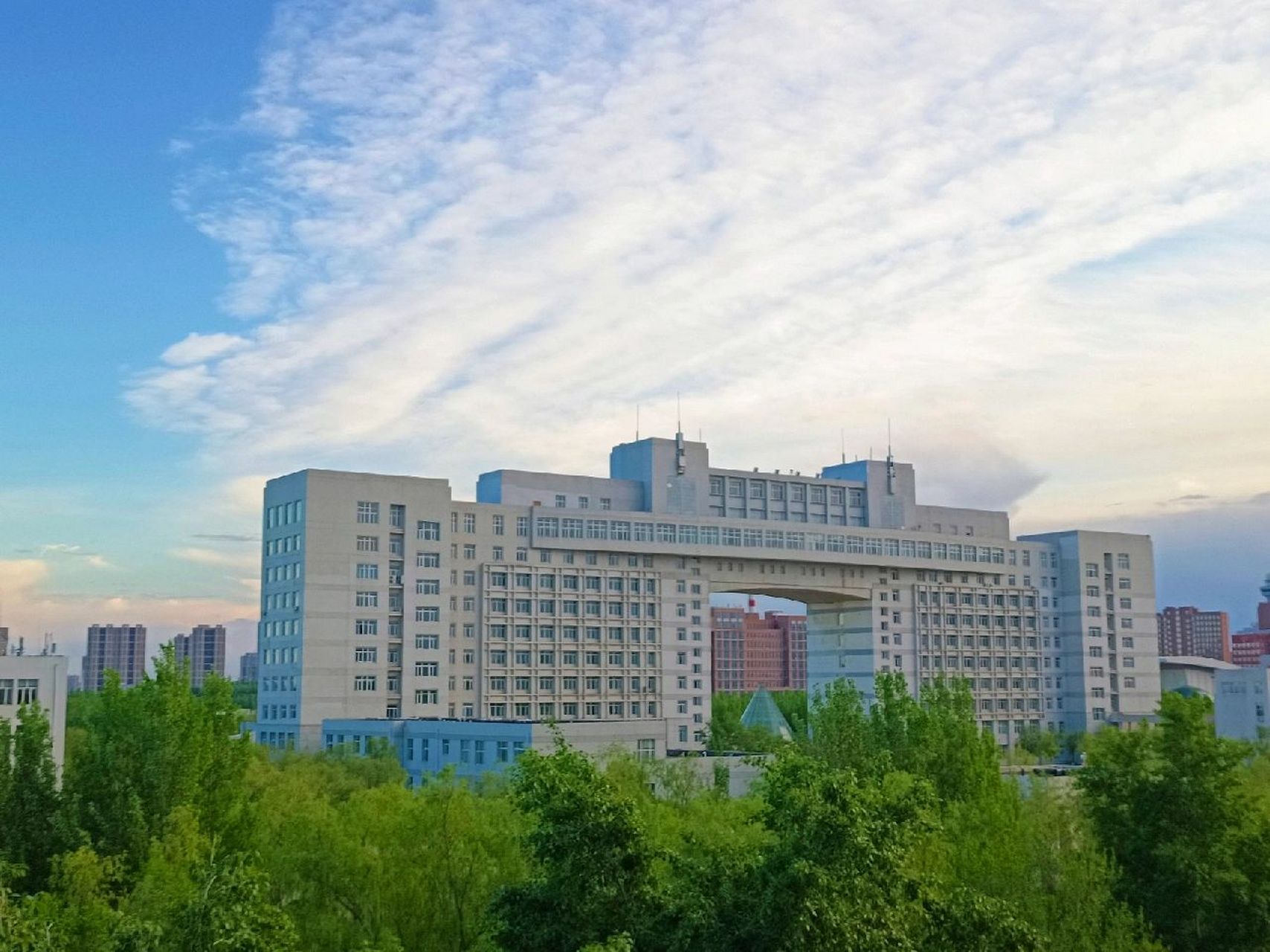 欢迎报考黑龙江八一农垦大学(^～^) p1p2主楼(教学楼),p3p4图书馆,p5