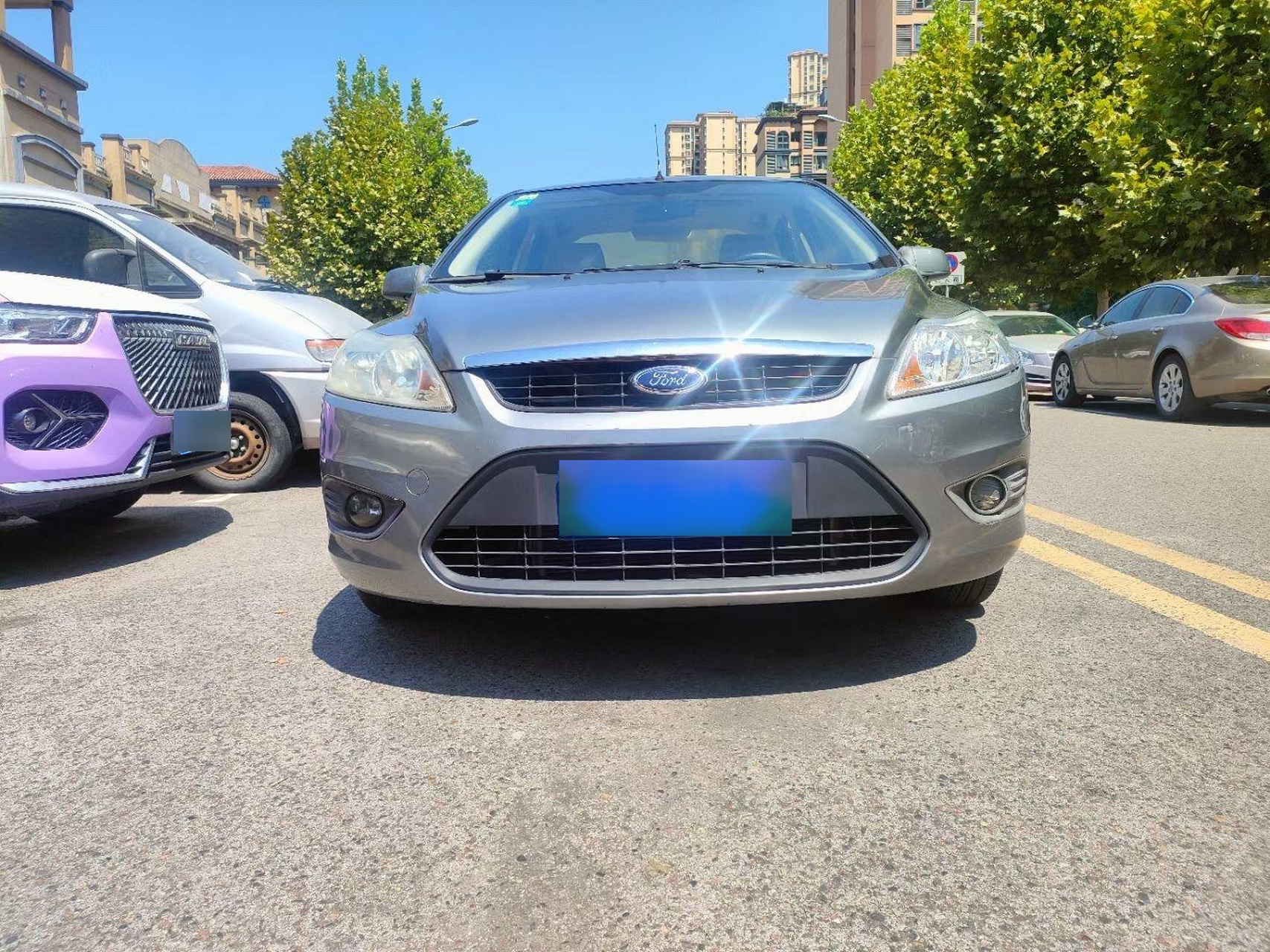 10年福克斯,自动三箱,排量1.8,审车保险到明年,全款一万多