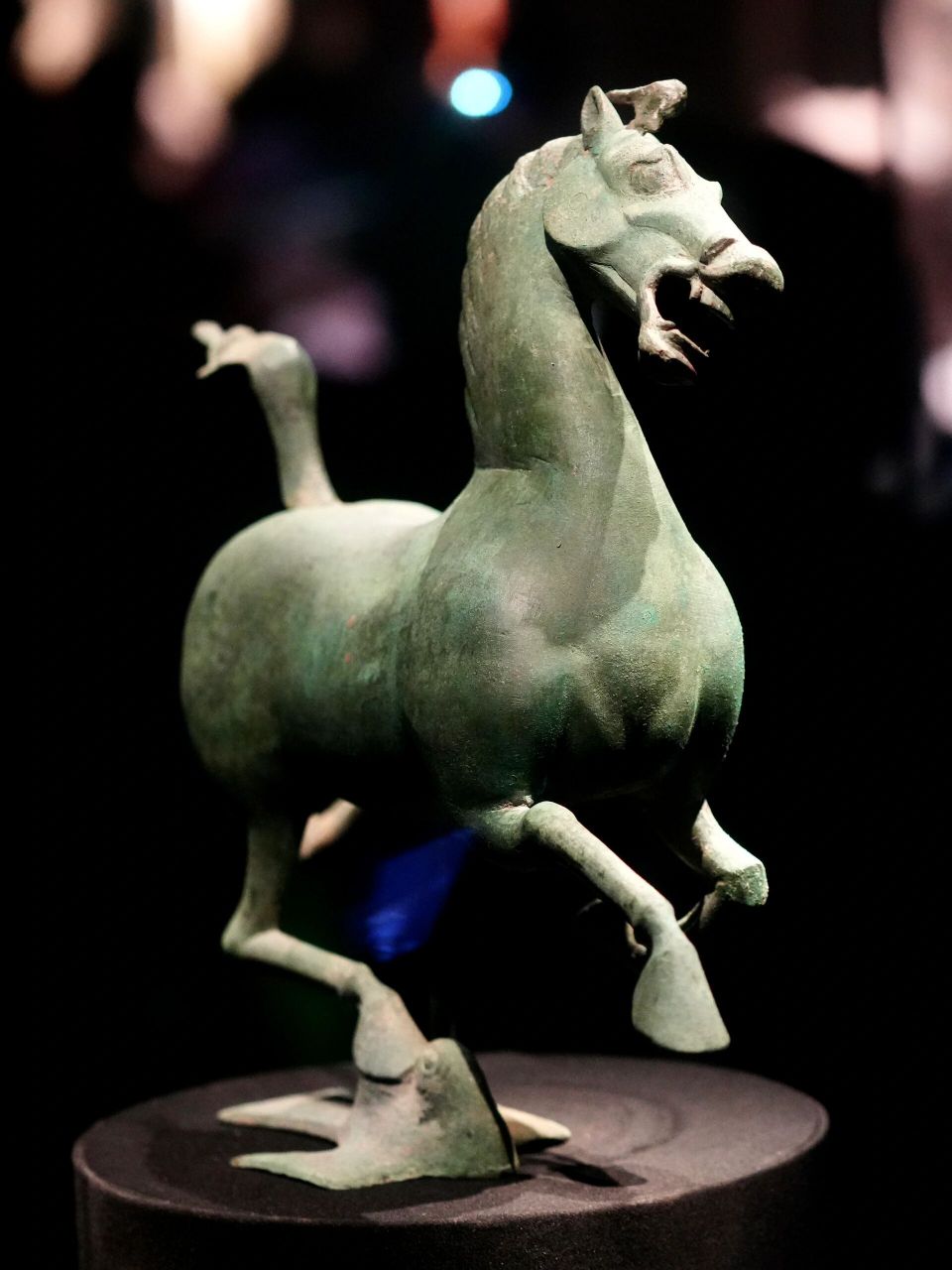 马踏飞燕-甘肃博物馆镇馆之宝 【马踏飞燕】 -风驰电掣的天马一脚踏在