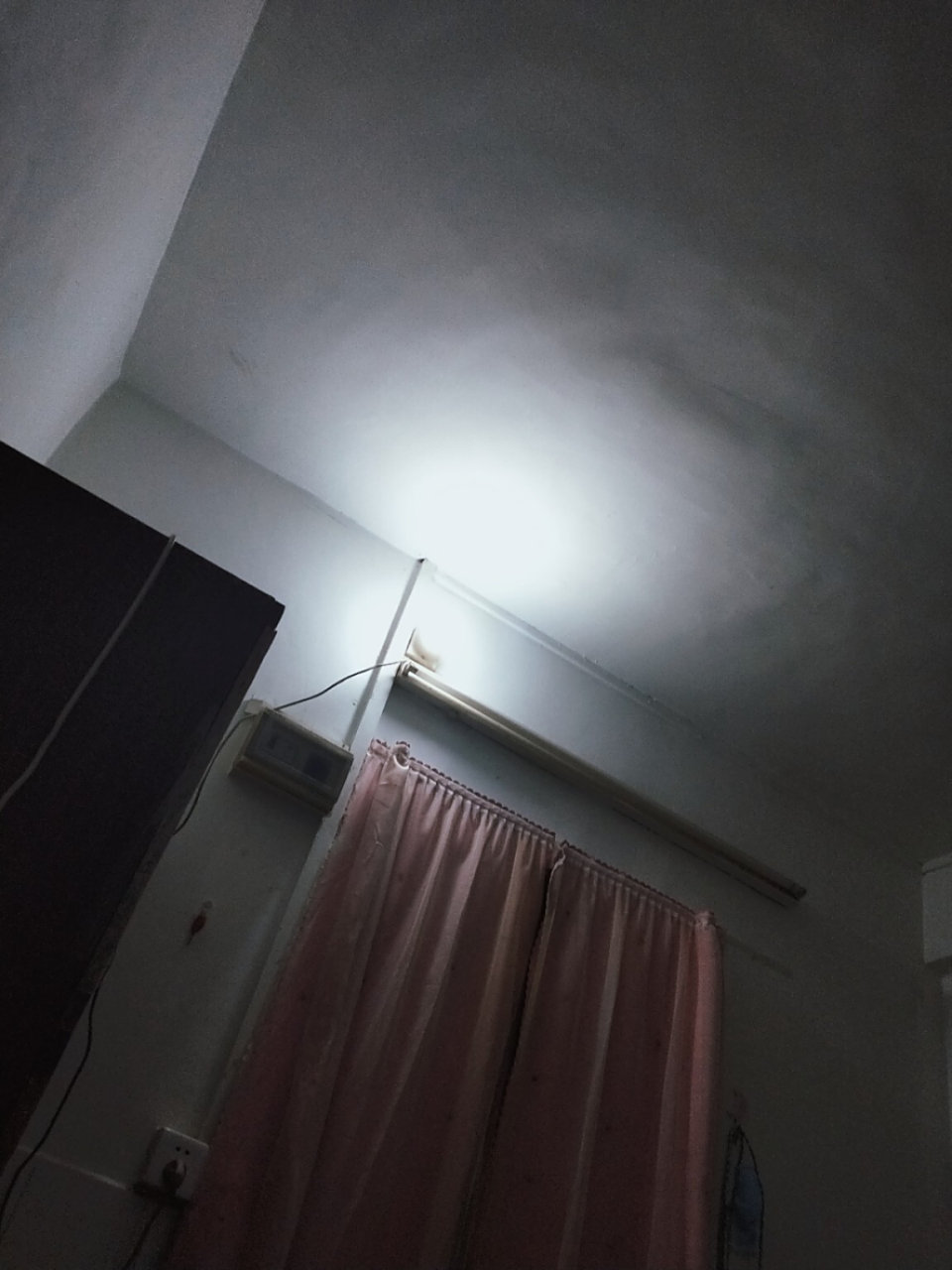 晚上不敢自己一个人关灯睡觉的还有谁?