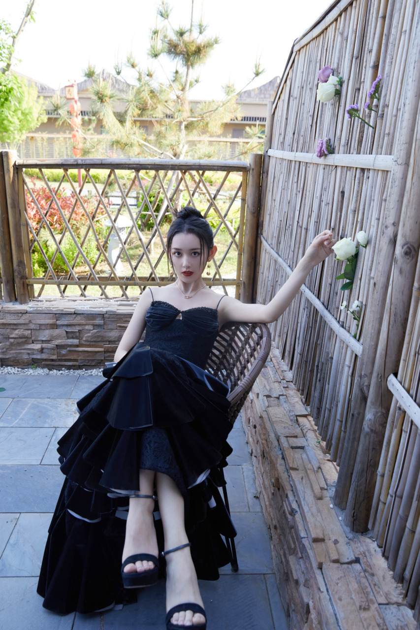 蒋依依,黑色吊带裙,明媚的小姐姐