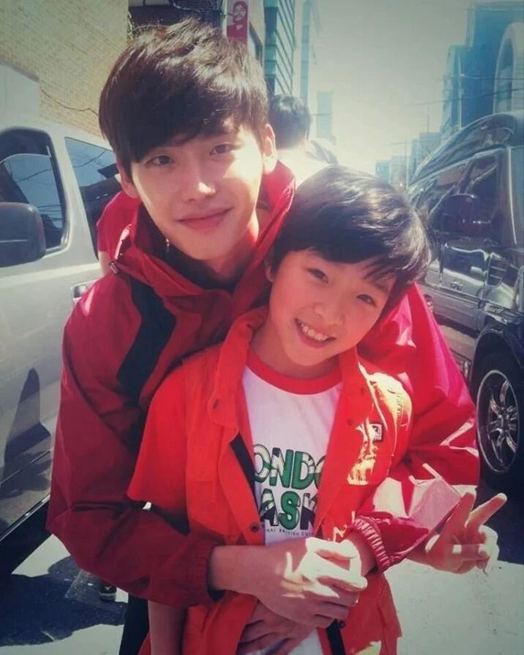 二硕和饰演自己小时候演员的合照70 #人间理想李钟硕# #超可爱