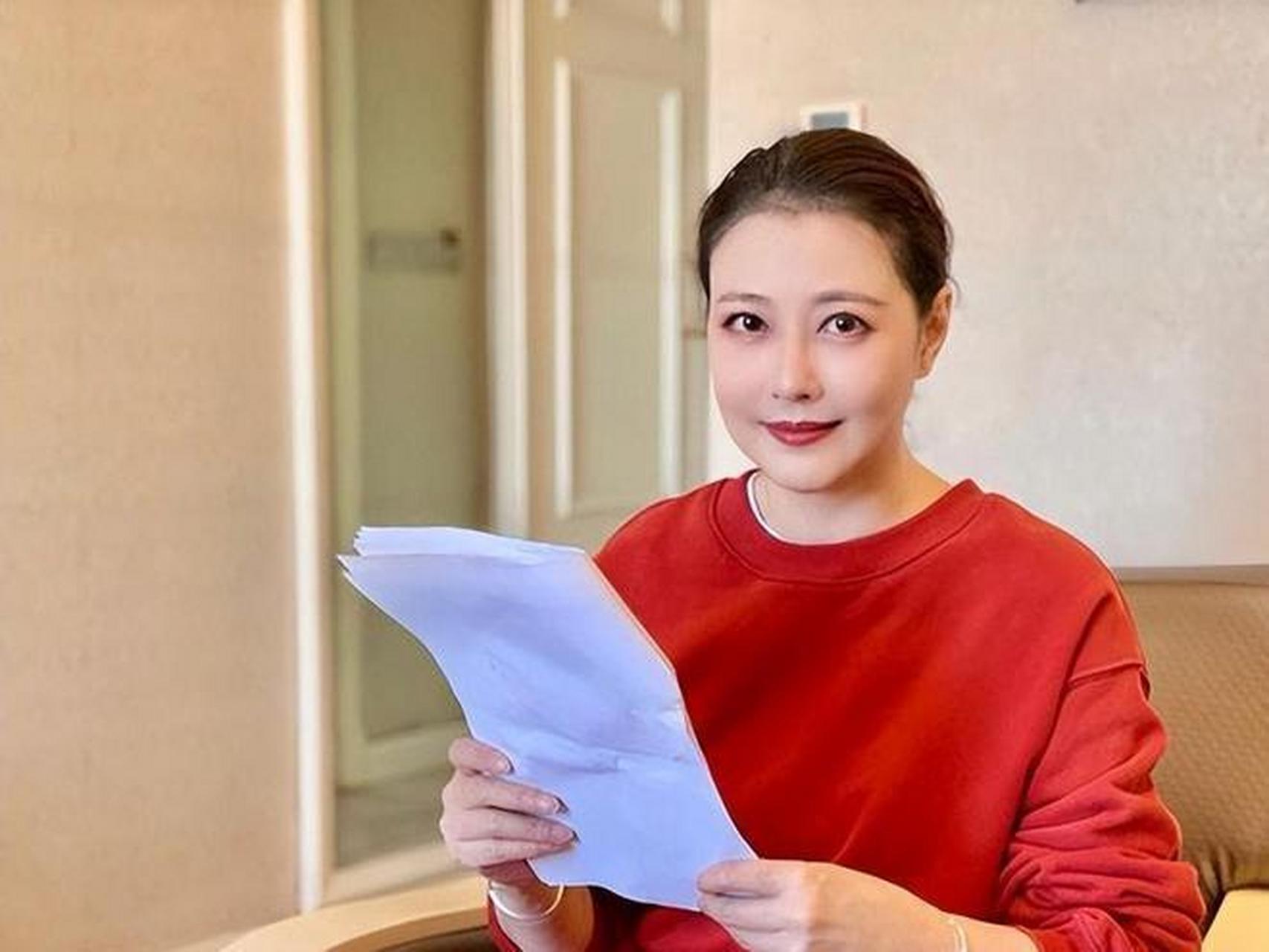 周海媚综艺首秀,穿芭比粉西装美出圈,56岁侧脸五官还是颜值担当!