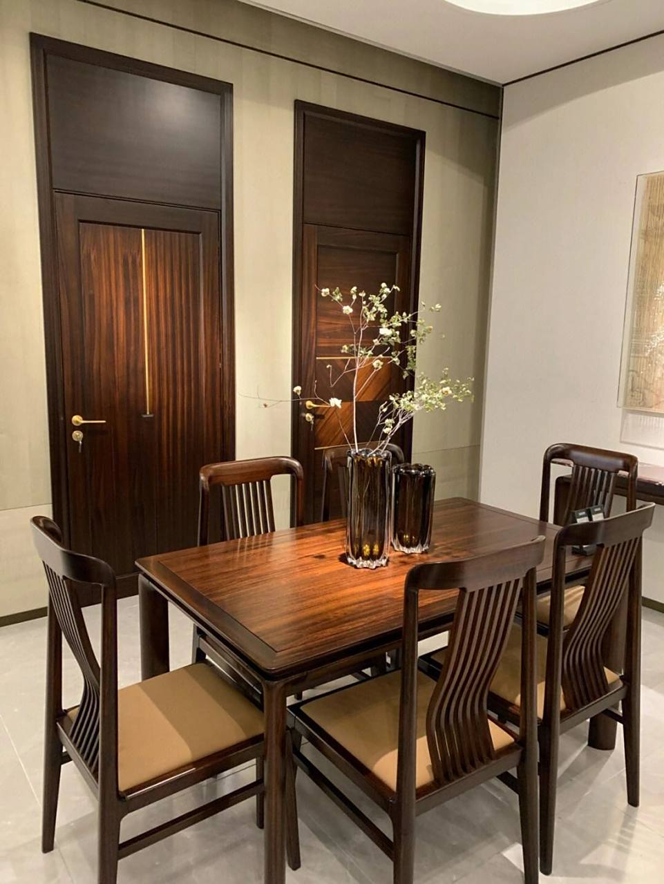 保留了明清家具古,雅,丽,精的艺术风格 赖氏东辰家具采用非洲进口材料