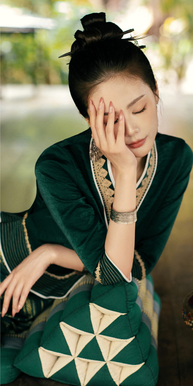 吴佩柔傣服写真壁纸组图