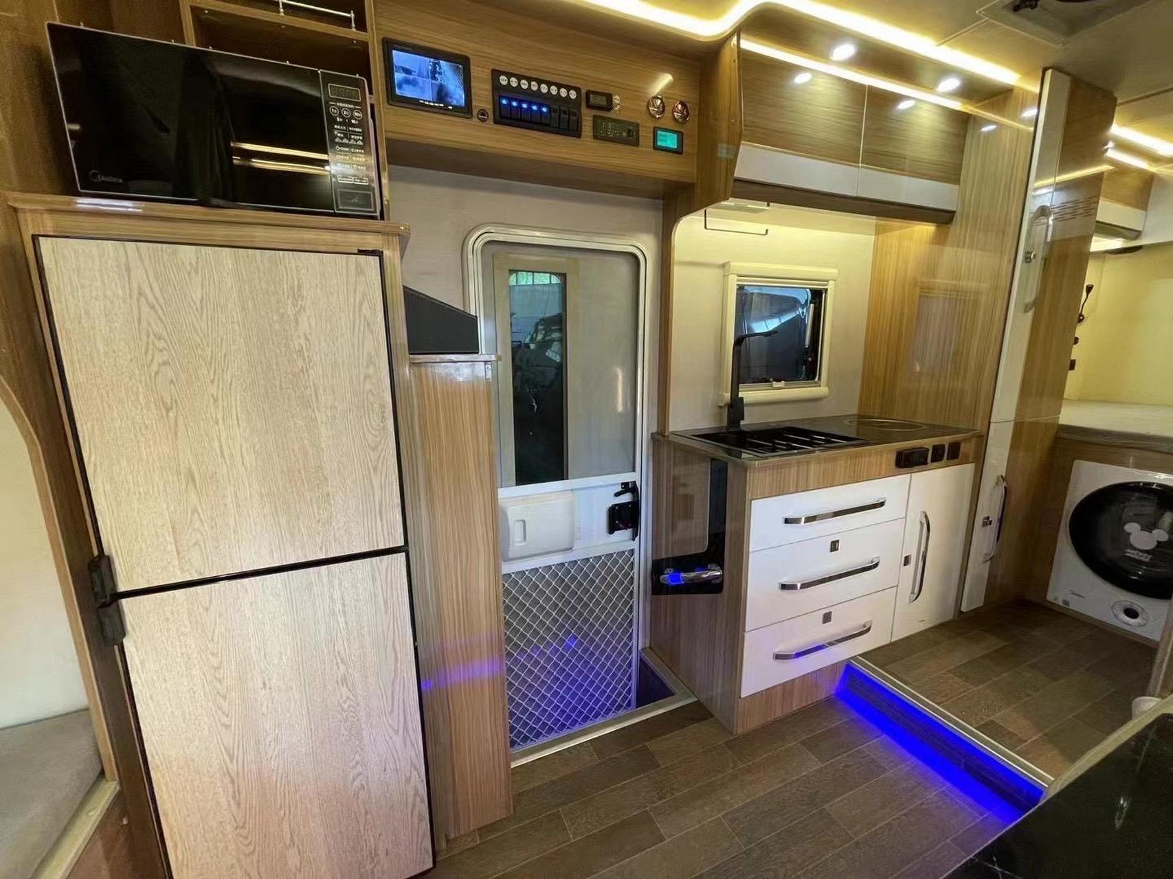 最新到店:22年1月上牌骏驰上汽轻卡h500房车,2.