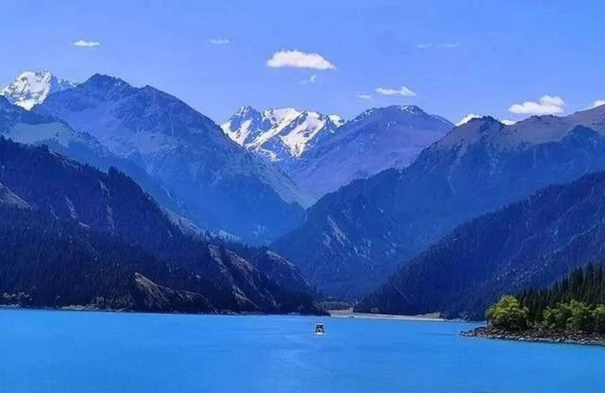 新疆天山天池是国家5a级风景名胜区,景区总面积达160平方公里,以天池