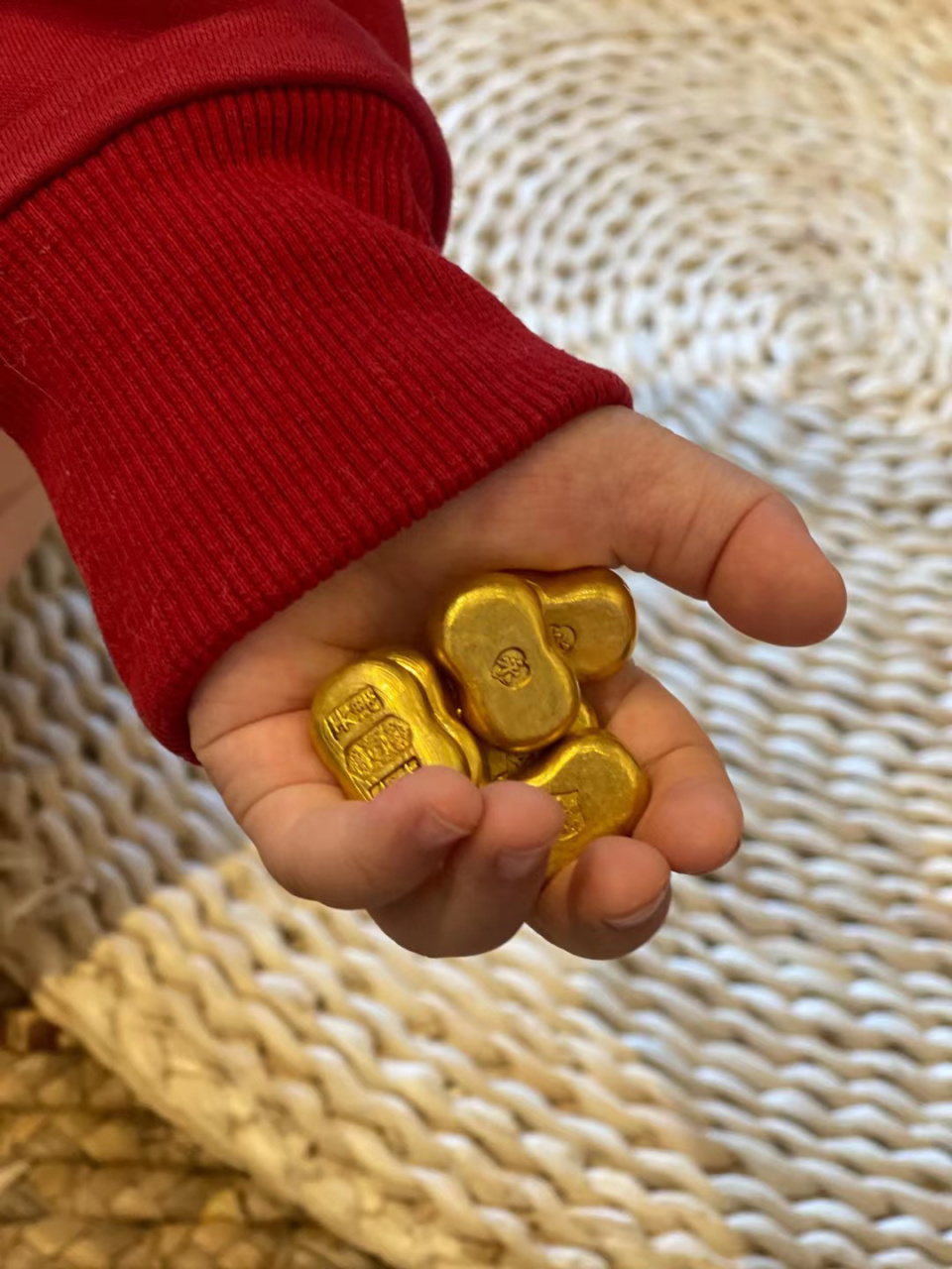 存世稀少的民国"一两"小金锭 给大家介绍图中的民国小金锭,铸造于清末