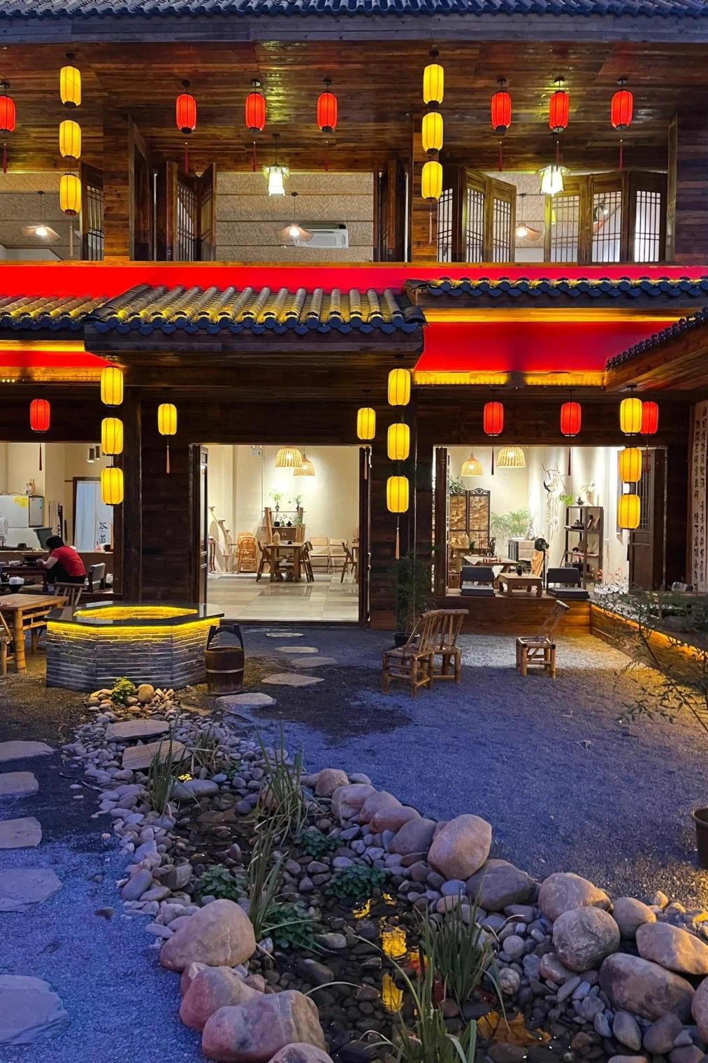 到点了,欢迎继续游览夜场灯光秀 谁说古镇必须原汁原味?