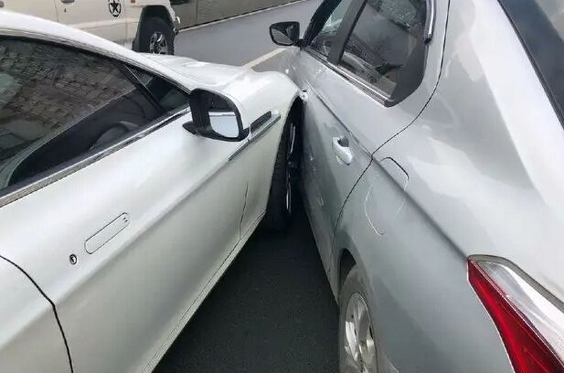 车被刮了打交通事故报警电话122.