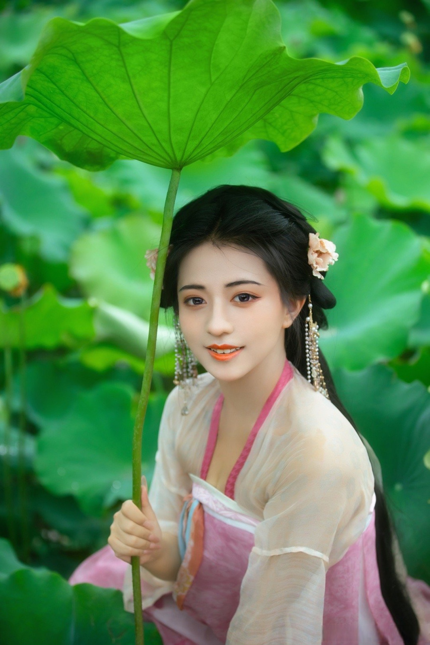 这小妹妹太适合拍荷花了,清新,快乐就像是出水芙蓉一般,成都金堂这方