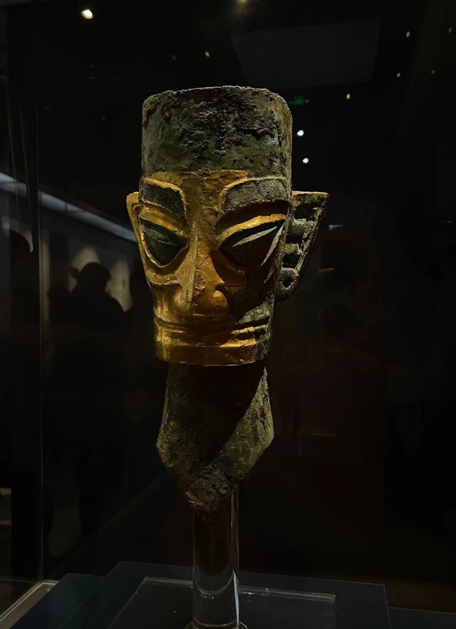 每日一画(历史)—三星堆青铜面具 三星堆文物的问世非常偶然.